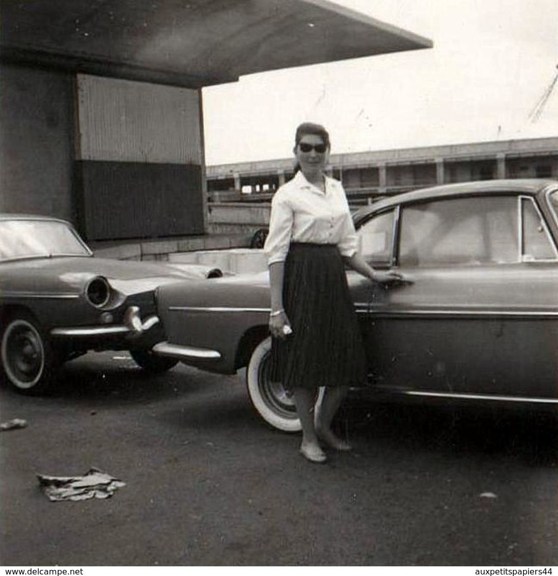 Petite Photo Originale Renault Caravelle En Cours De Fabrication Sans Phares Et Pin-Up à Le Havre (76600) Un 14.05.1960 - Automobiles