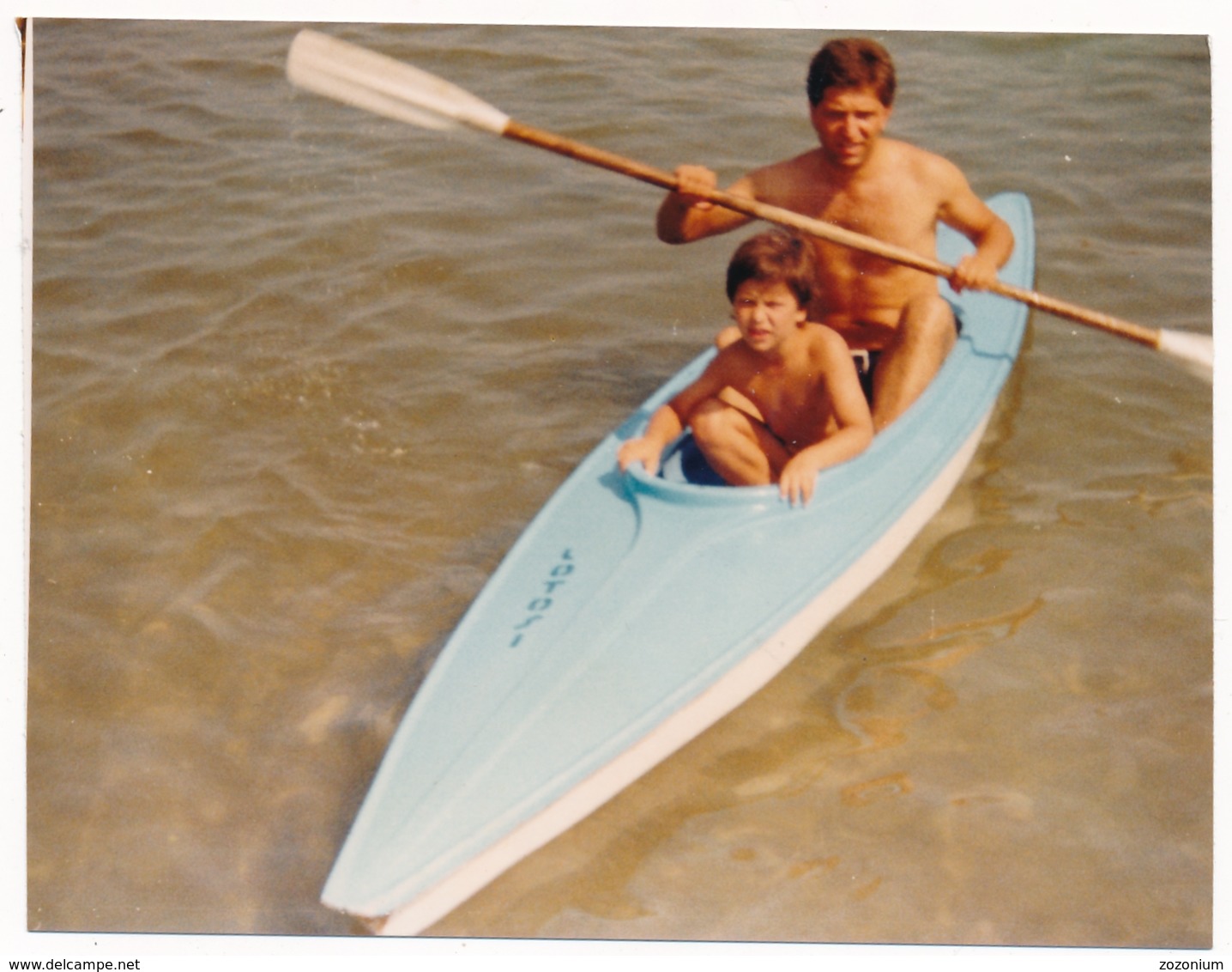 REAL PHOTO ANCIEN - Man And Boy In Boat , Rowing On Beach  Plage Home Et Garcon En Bateau, Aviron, Vintage Snapshot - Persone Anonimi