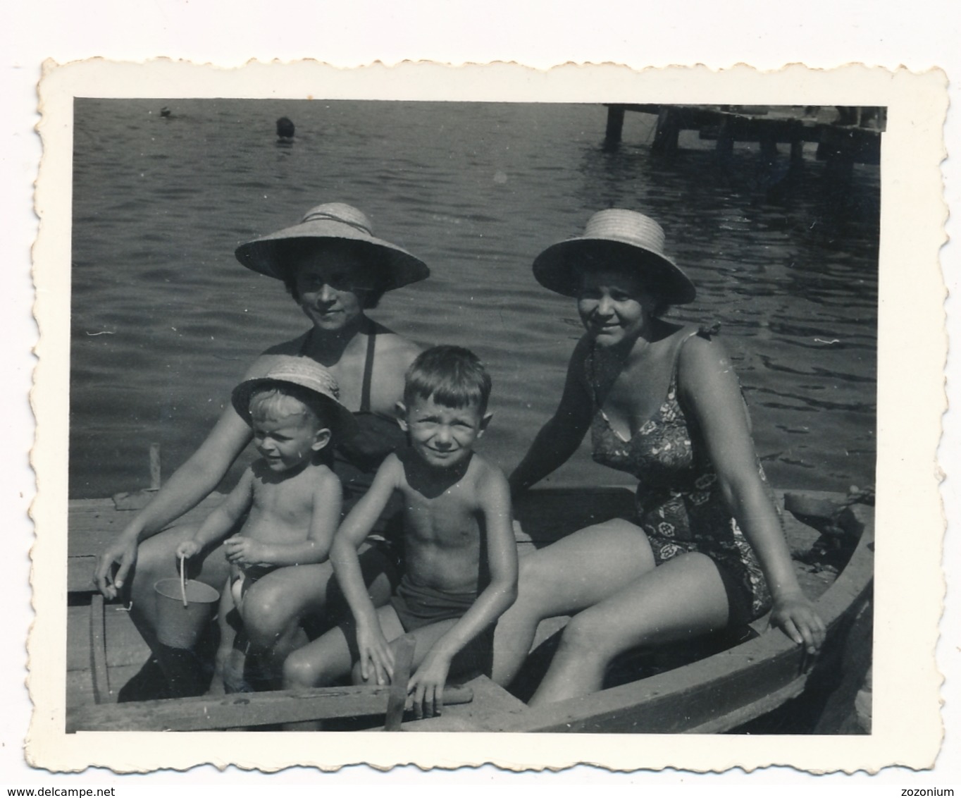 REAL PHOTO Ancienne Swimsuit Women Et Kids On Beach Femmes En Malliot De Bain Et  Enfants Sur Plage Old Orig - Altri & Non Classificati