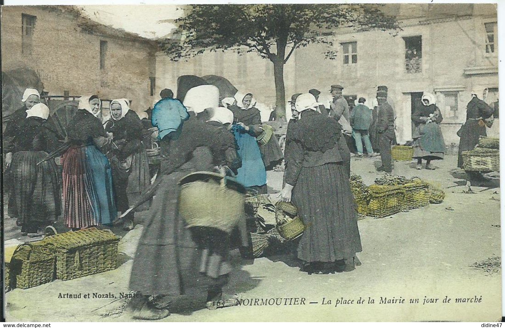 NOIRMOUTIER - La Place De La Mairie Un Jour De Marché - Ile De Noirmoutier