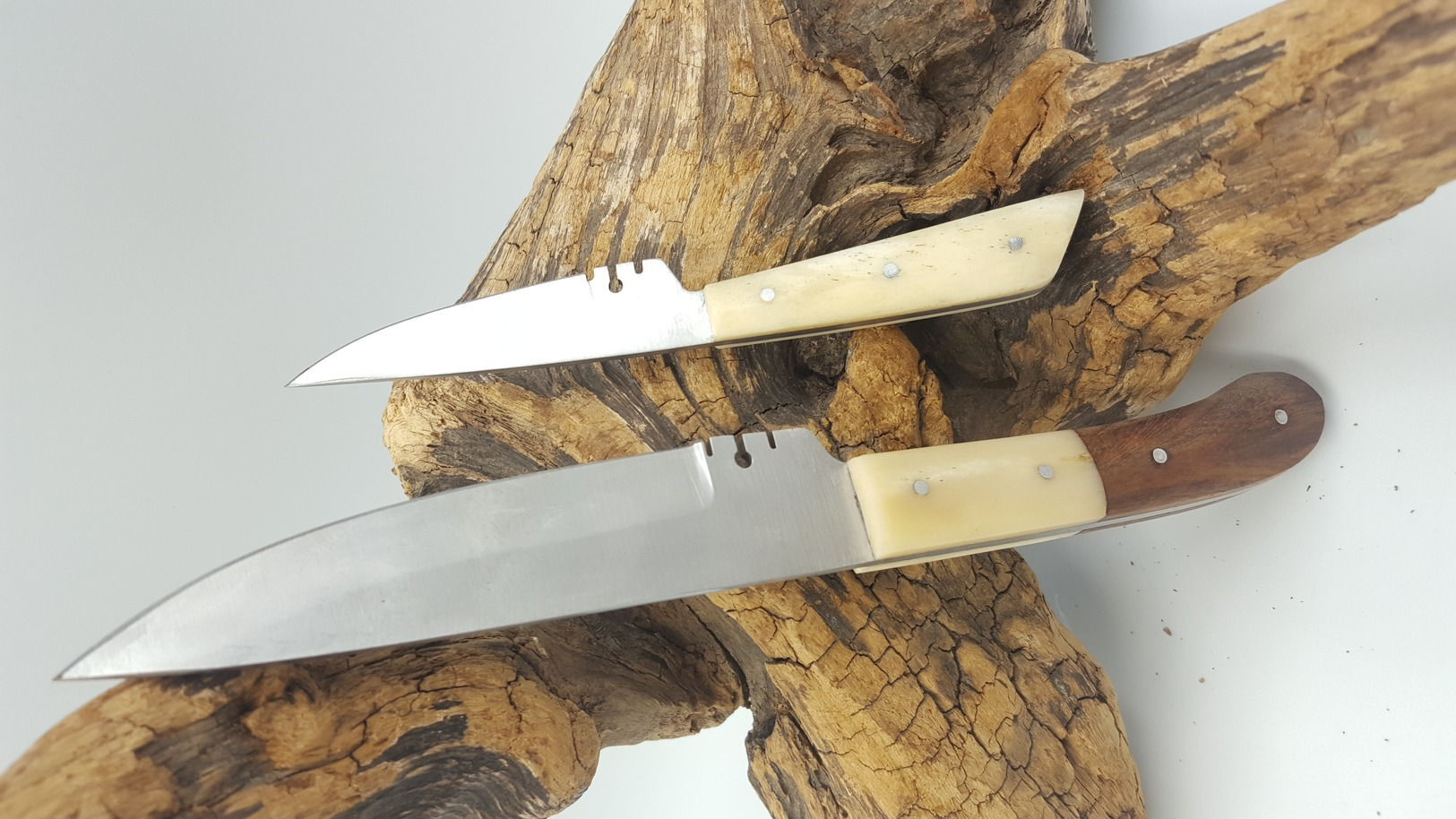 LOT DE 2 Couteaux Fixe Couteau Médiéval Avec étui En Cuir CORNE BLANCHE - Messen