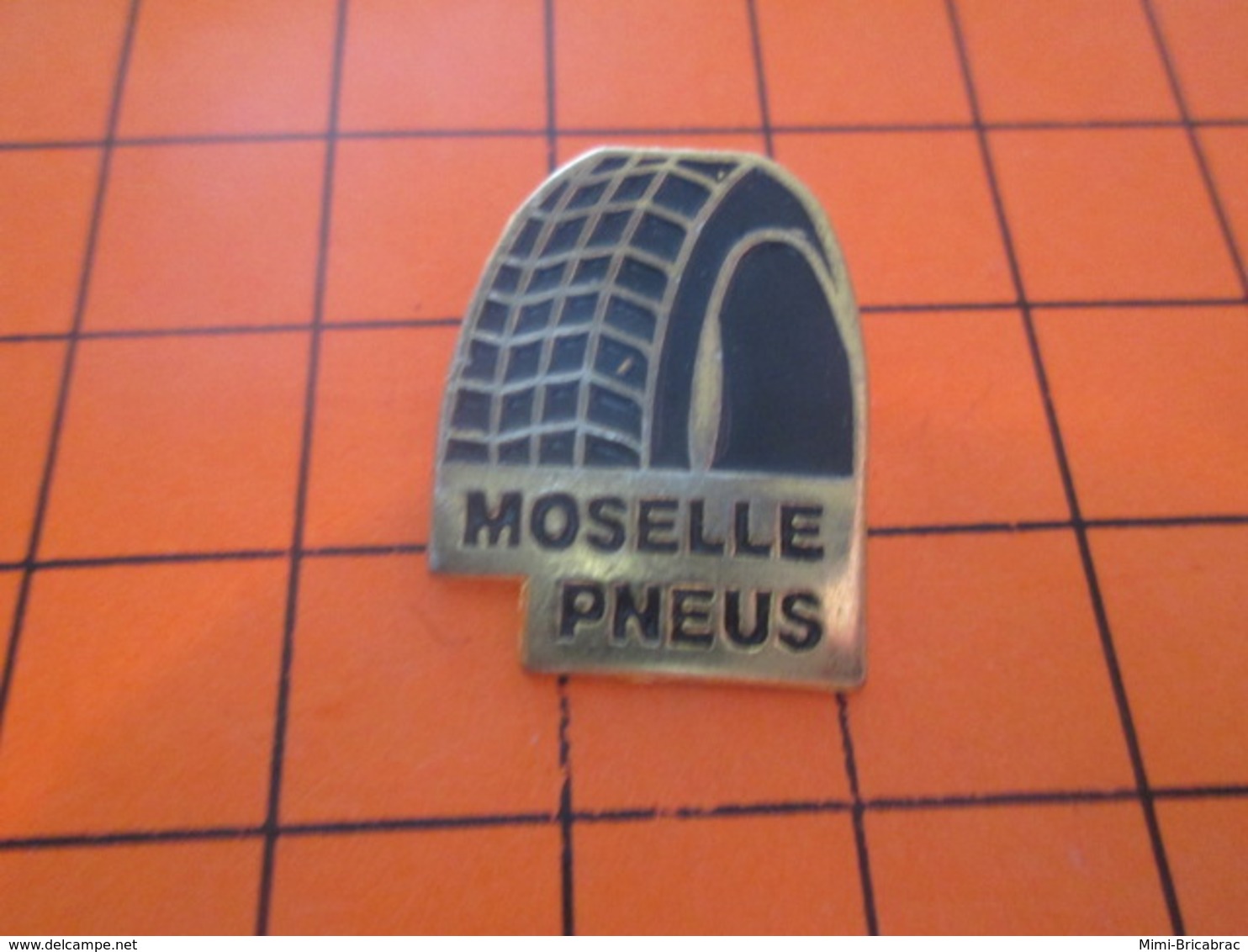 1215c PIN'S PINS / Rare Et De Belle Qualité ! / Thème : AUTOMOBILES / MOSELLE PNEUS - Autres & Non Classés