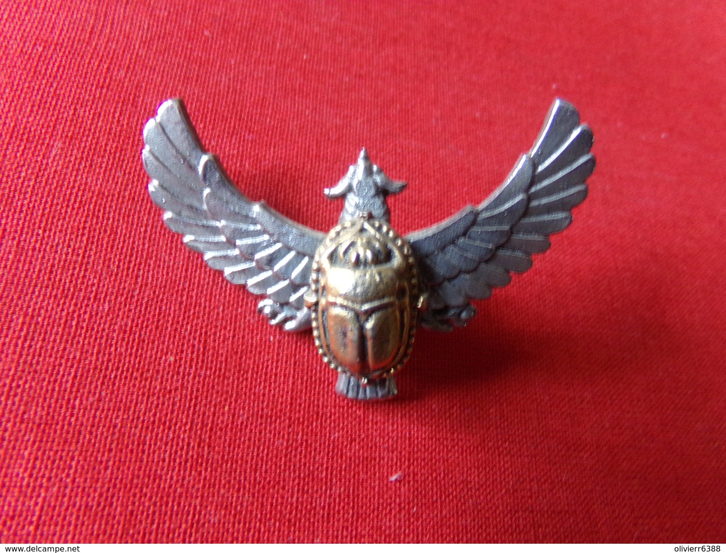 Très Beau Pin's Militaire Armée Air Terre Parachutiste Scarabé - Militaria