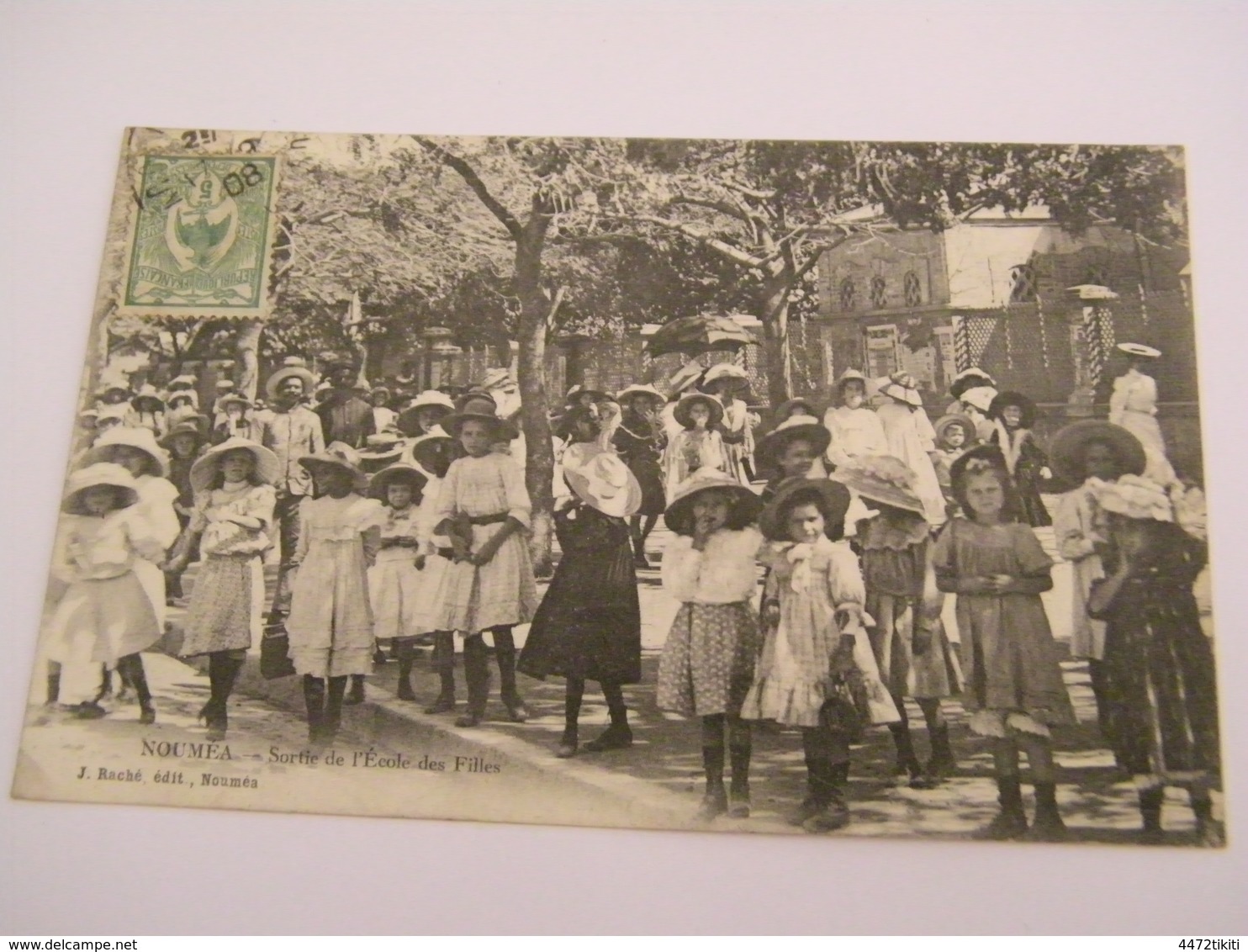 C.P.A.- Nouvelle Calédonie - Nouméa - Sortie De L'Ecole Des Filles - 1908 - SUP (CE 98) - Nouvelle Calédonie