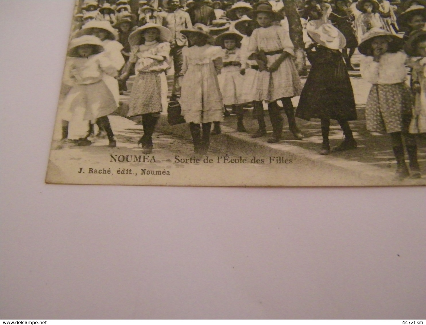 C.P.A.- Nouvelle Calédonie - Nouméa - Sortie De L'Ecole Des Filles - 1908 - SUP (CE 98) - Nouvelle Calédonie