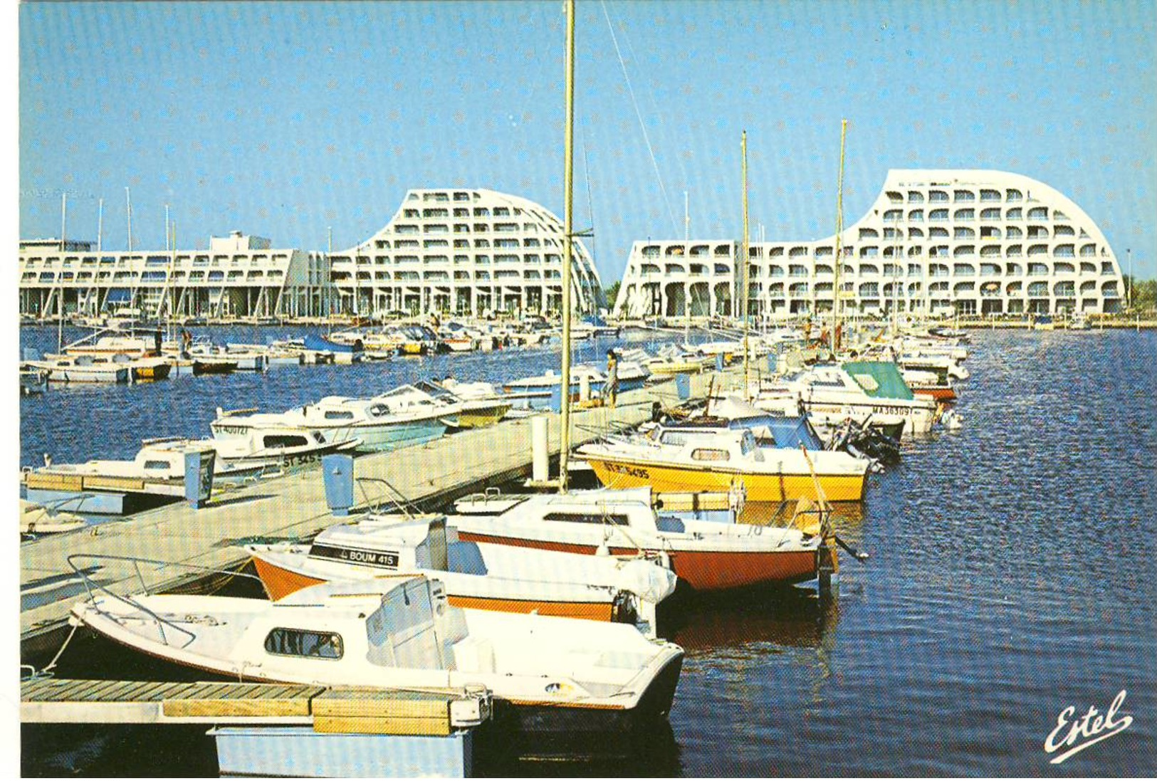 CPM Neuve Port Camargue  Le Port De Plaisance  Au Fond Le  Suffren Et Le Grand Pavois - Sonstige & Ohne Zuordnung