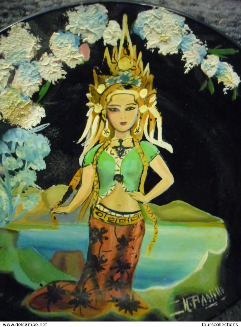 ART ORIENTAL - INDONESIE THAILLANDE CULTURE FEMME ASSIETTE PEINTE MAIN SUPERBE ! VINTAGE !! ANCIEN !! Peinture Relief - Arte Oriental