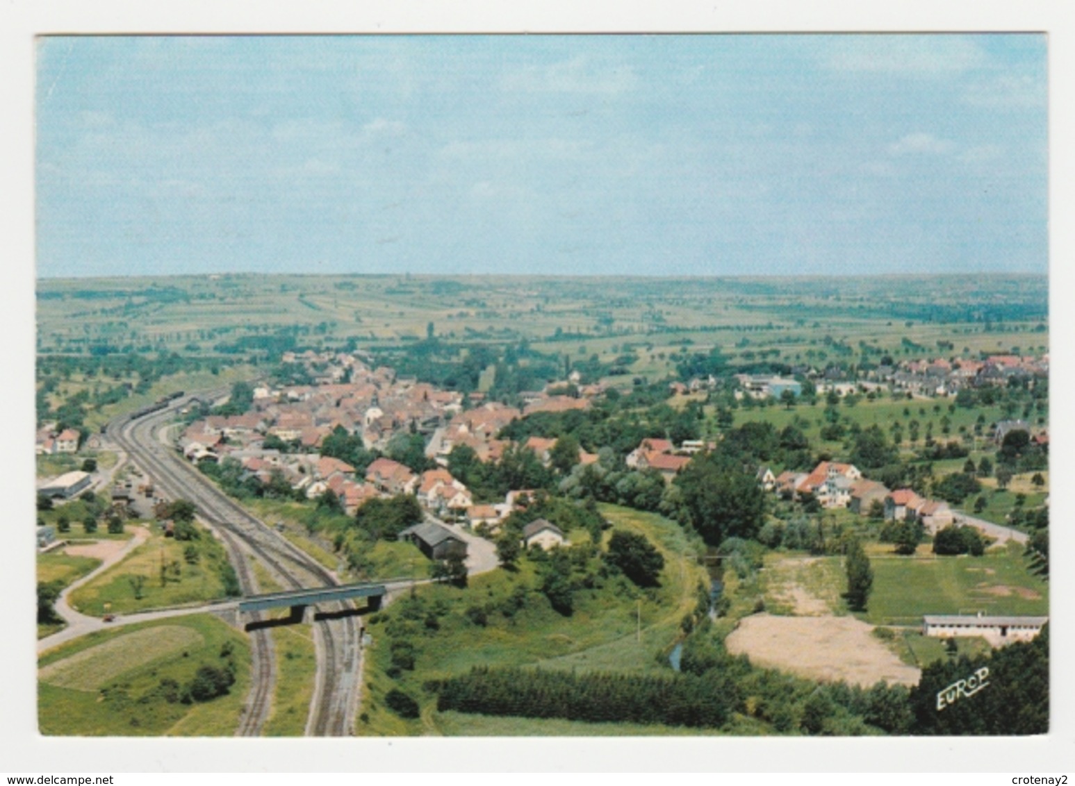 67 Diemeringen N°9873 Vue Aérienne En 1982 Voies Ferrées Trains Wagons Stade Terrain De Foot - Diemeringen