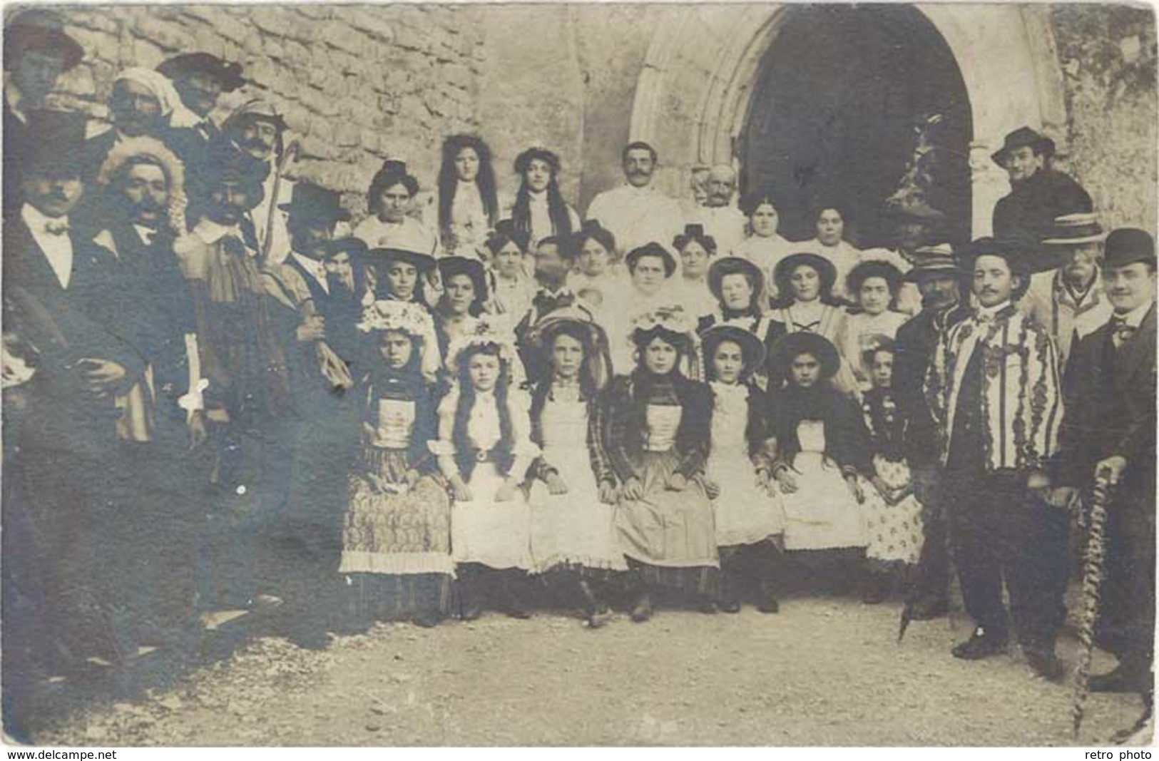 Cpa 84 – Séguret – Carte-photo Devant L’église De S. - Autres & Non Classés