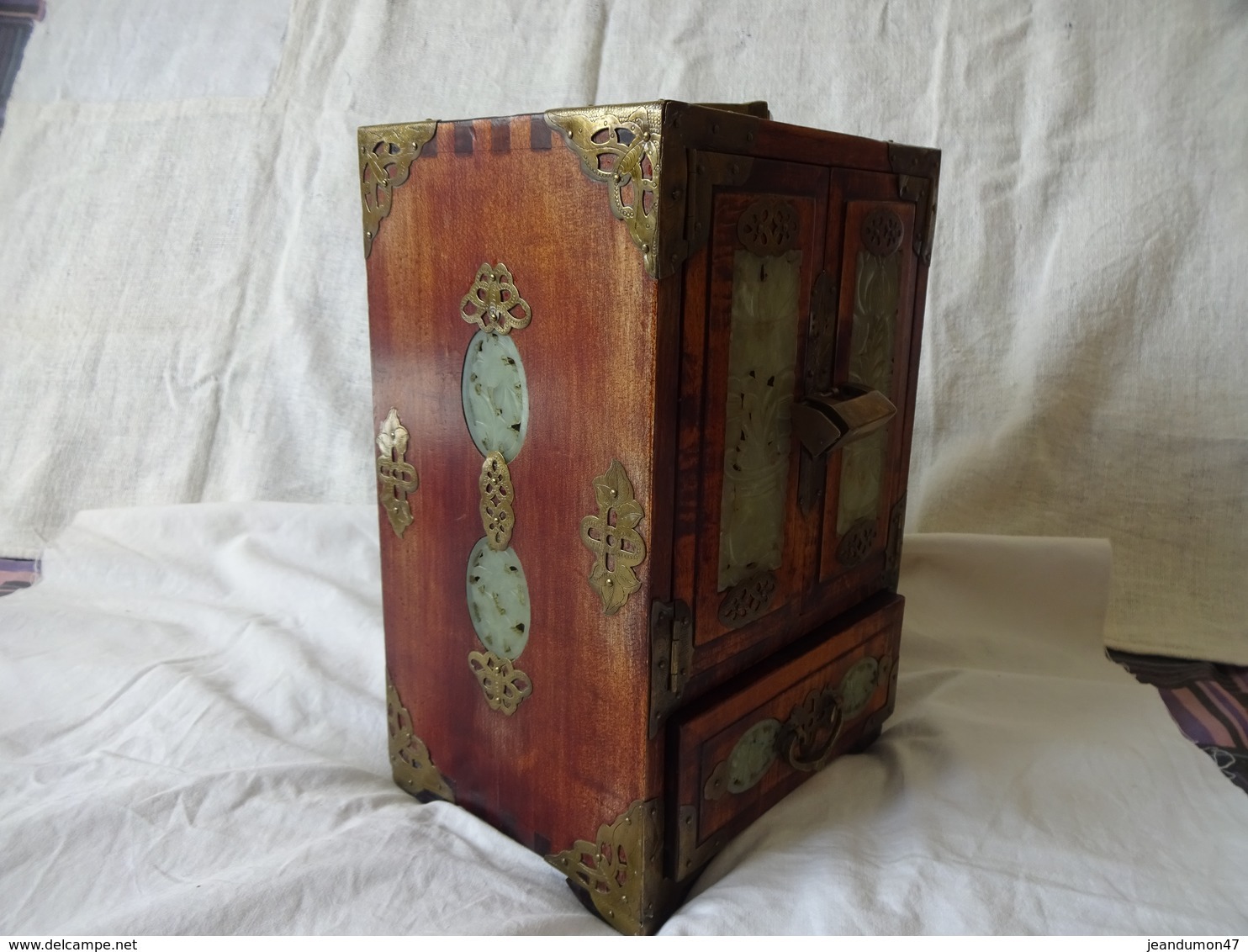 ANCIEN COFFRET A BIJOUX CHINOIS. ASSEMBLAGE EN QUEUE D'ARONDE. NACRE. POIDS 2,670 Kgs. H. 27 Cms - Boîtes/Coffrets