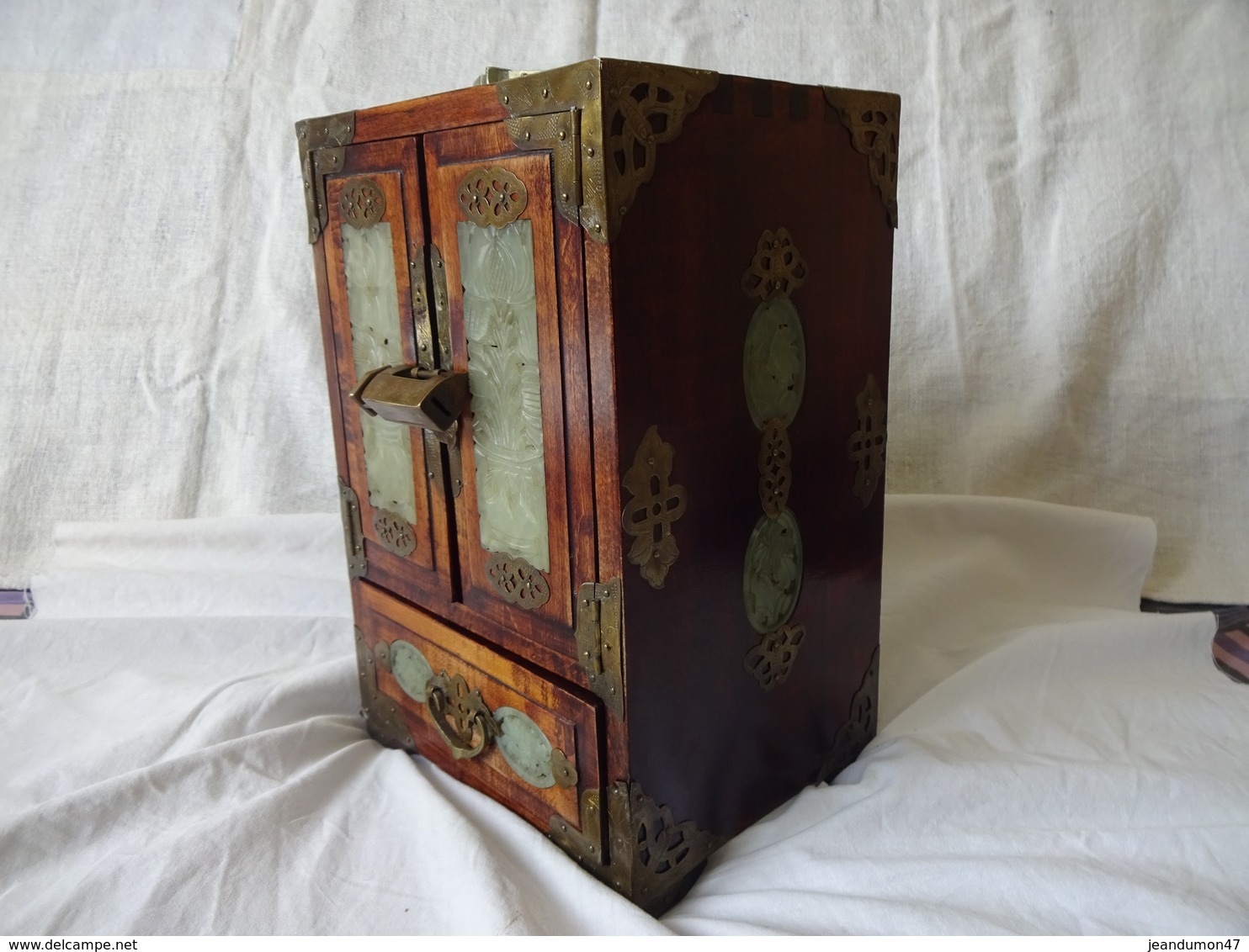 ANCIEN COFFRET A BIJOUX CHINOIS. ASSEMBLAGE EN QUEUE D'ARONDE. NACRE. POIDS 2,670 Kgs. H. 27 Cms - Boîtes/Coffrets