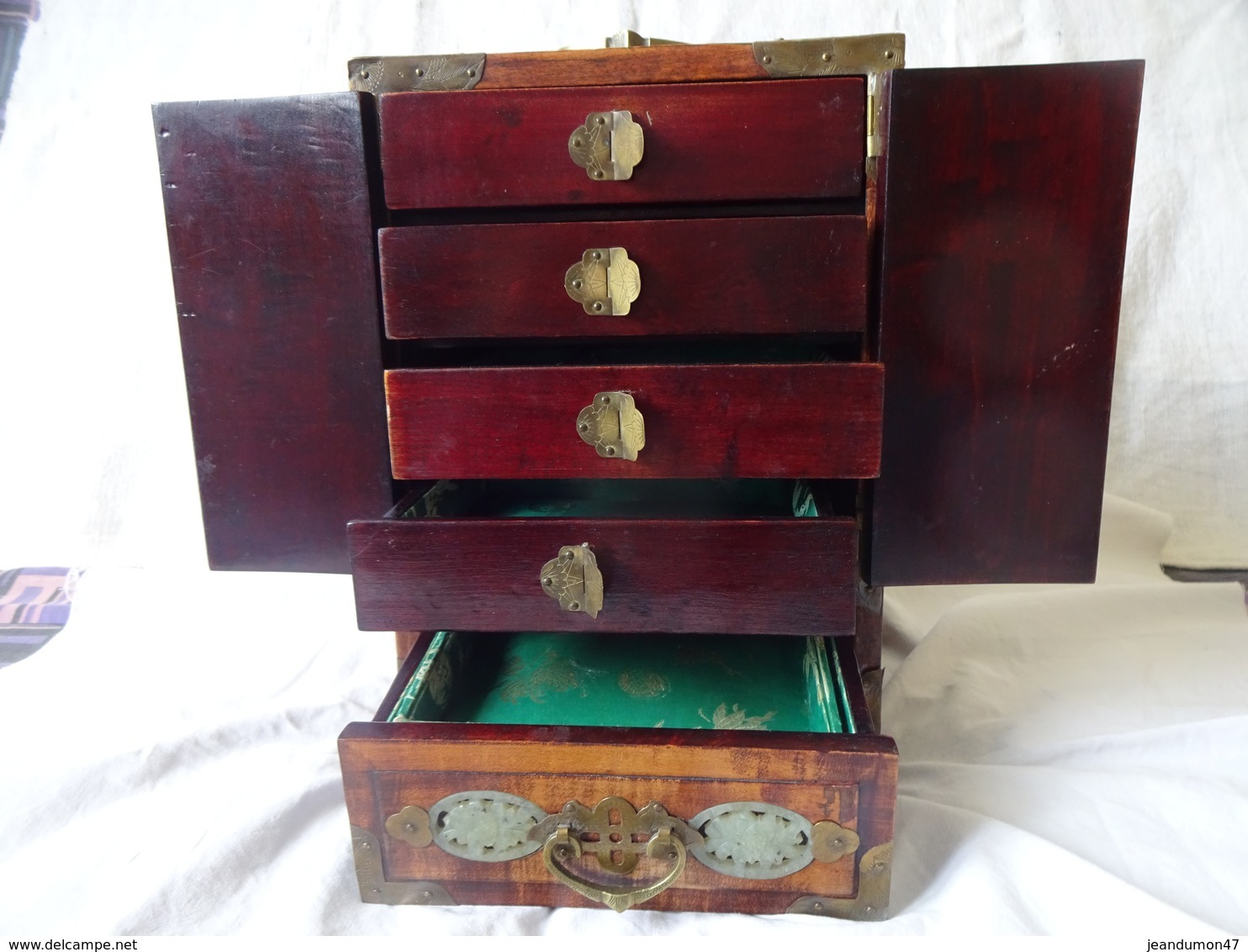 ANCIEN COFFRET A BIJOUX CHINOIS. ASSEMBLAGE EN QUEUE D'ARONDE. NACRE. POIDS 2,670 Kgs. H. 27 cms