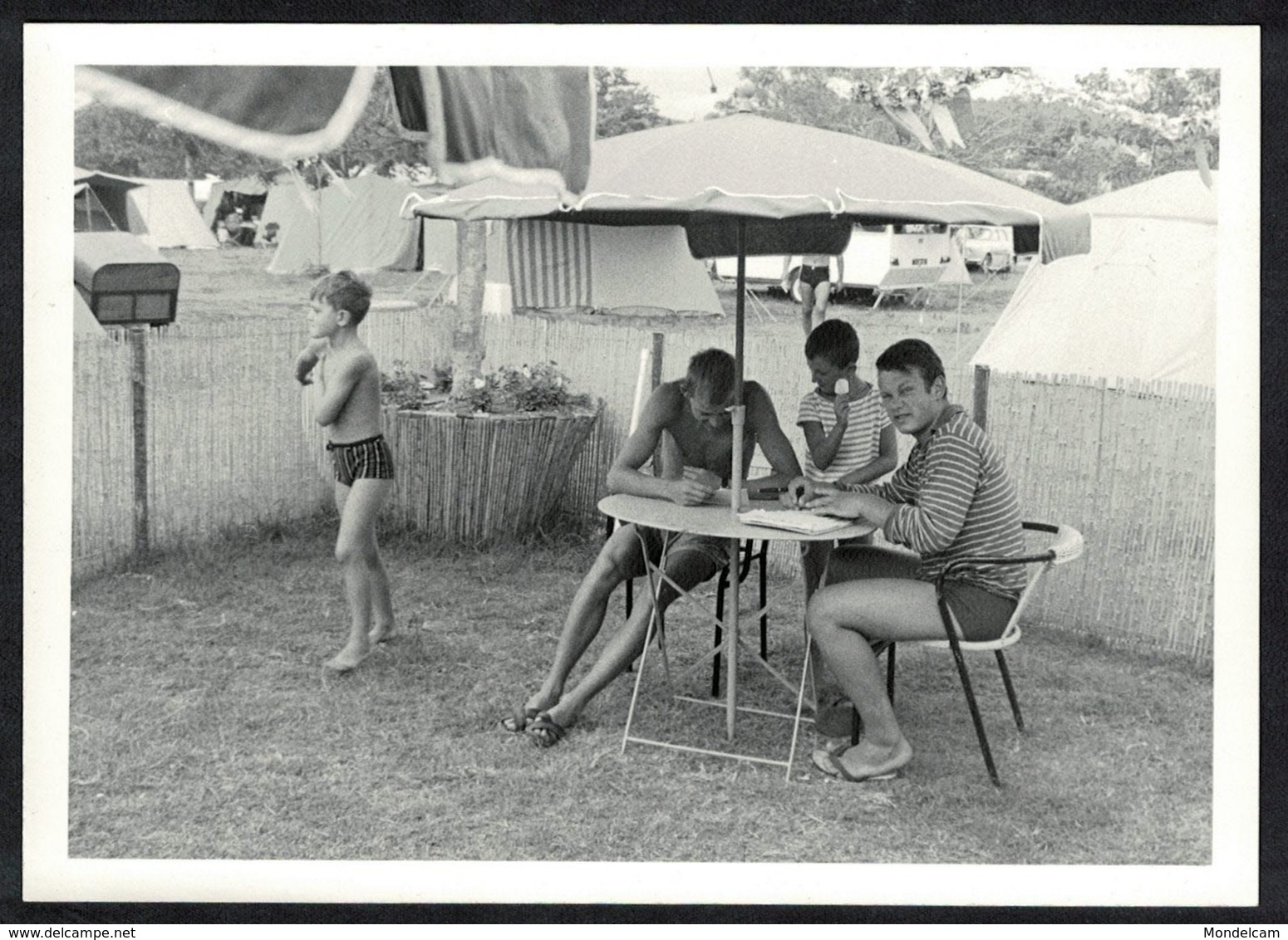 Photo Ancienne 1966 Snapshot 12 X 9 - Personnes Sous Un Parasol Au Camping Sh57 - Anonymous Persons