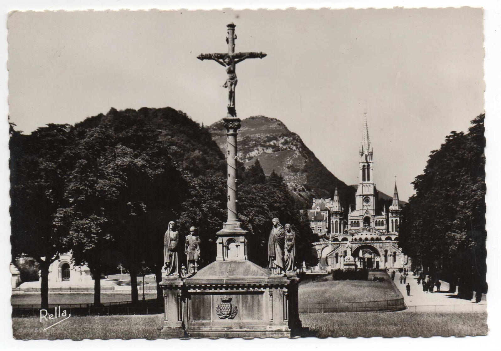 CPM Lourdes La Croix Des Bretons Et La  Basilique - Lourdes