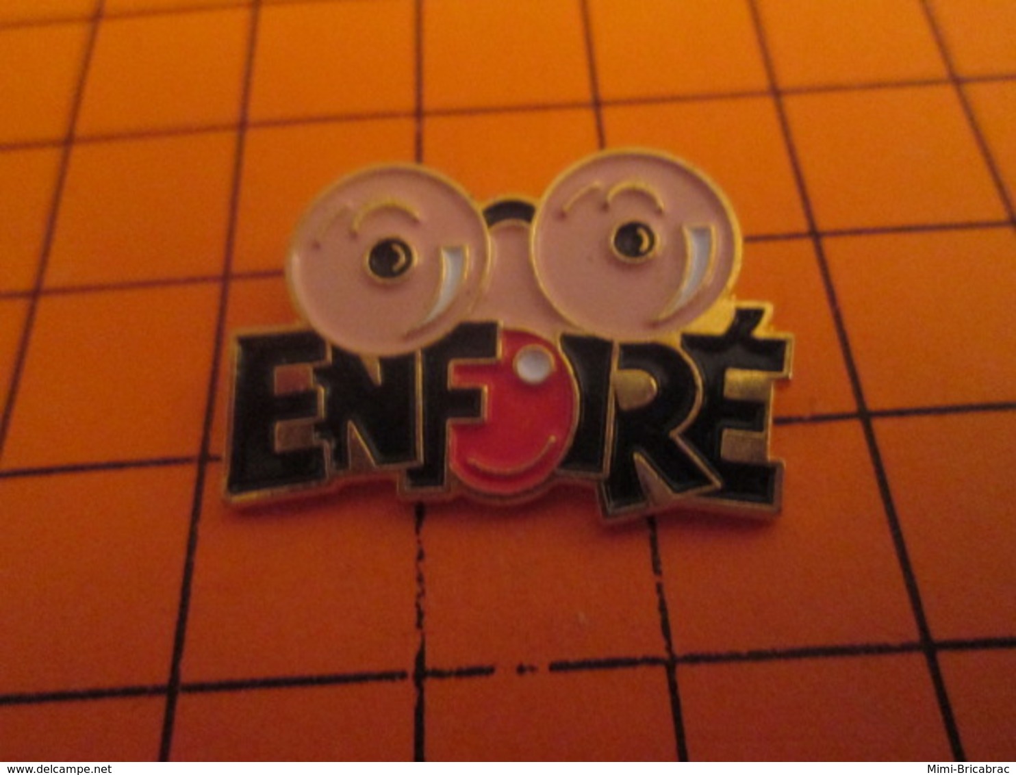 810i PIN'S PINS / Rare Et De Belle Qualité ! / Thème : PERSONNES CELEBRES / COLUCHE ENFOIRé ! - Beroemde Personen