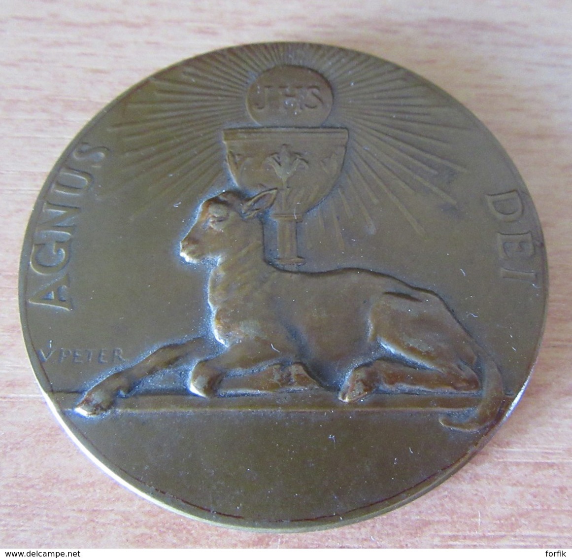 Médaille Religieuse Uniface En Métal à Patine Bronze - AGNUS DEI - Signée V. PETER - Religion & Esotérisme