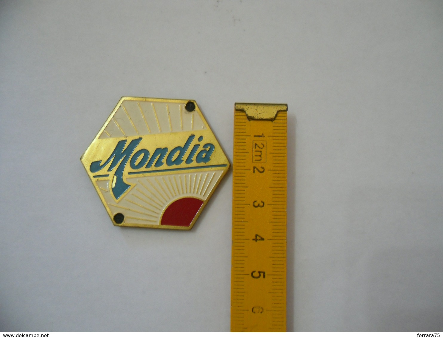 PLACCA DISTINTIVO STEMMA SMALTATO MONDIA CON CALAMITA FRIGO VINTAGE. - Non Classificati