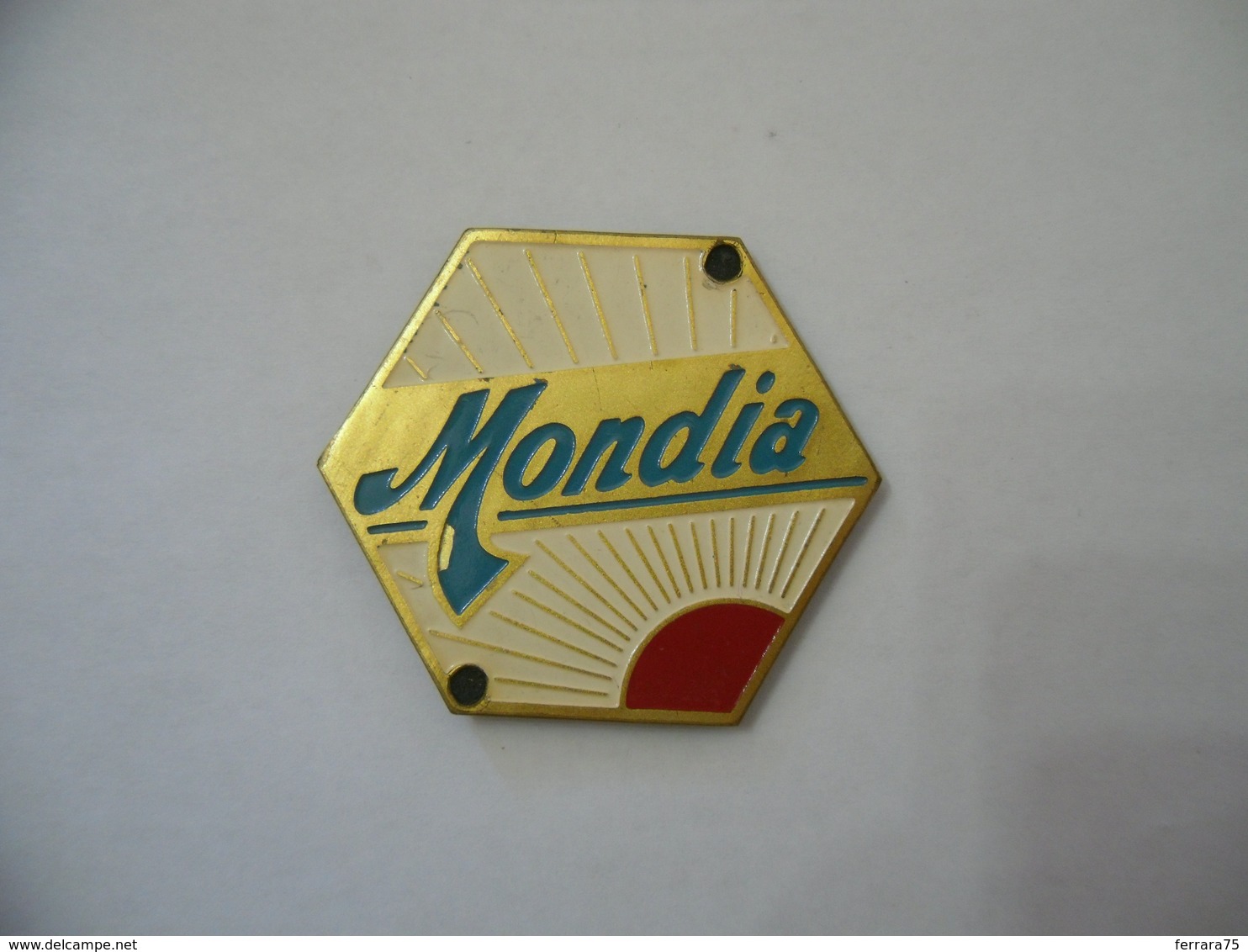 PLACCA DISTINTIVO STEMMA SMALTATO MONDIA CON CALAMITA FRIGO VINTAGE. - Non Classificati