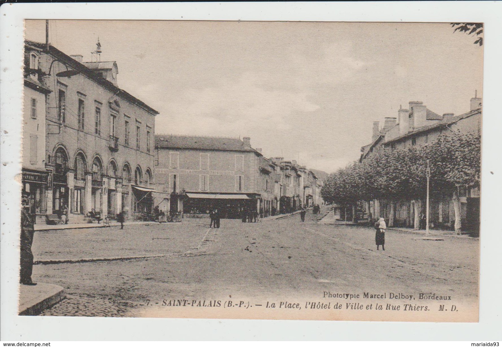 SAINT PALAIS - PYRENEES ATLANTIQUES - LA PLACE, L'HOTEL DE VILLE ET LA RUE THIERS - Saint Palais