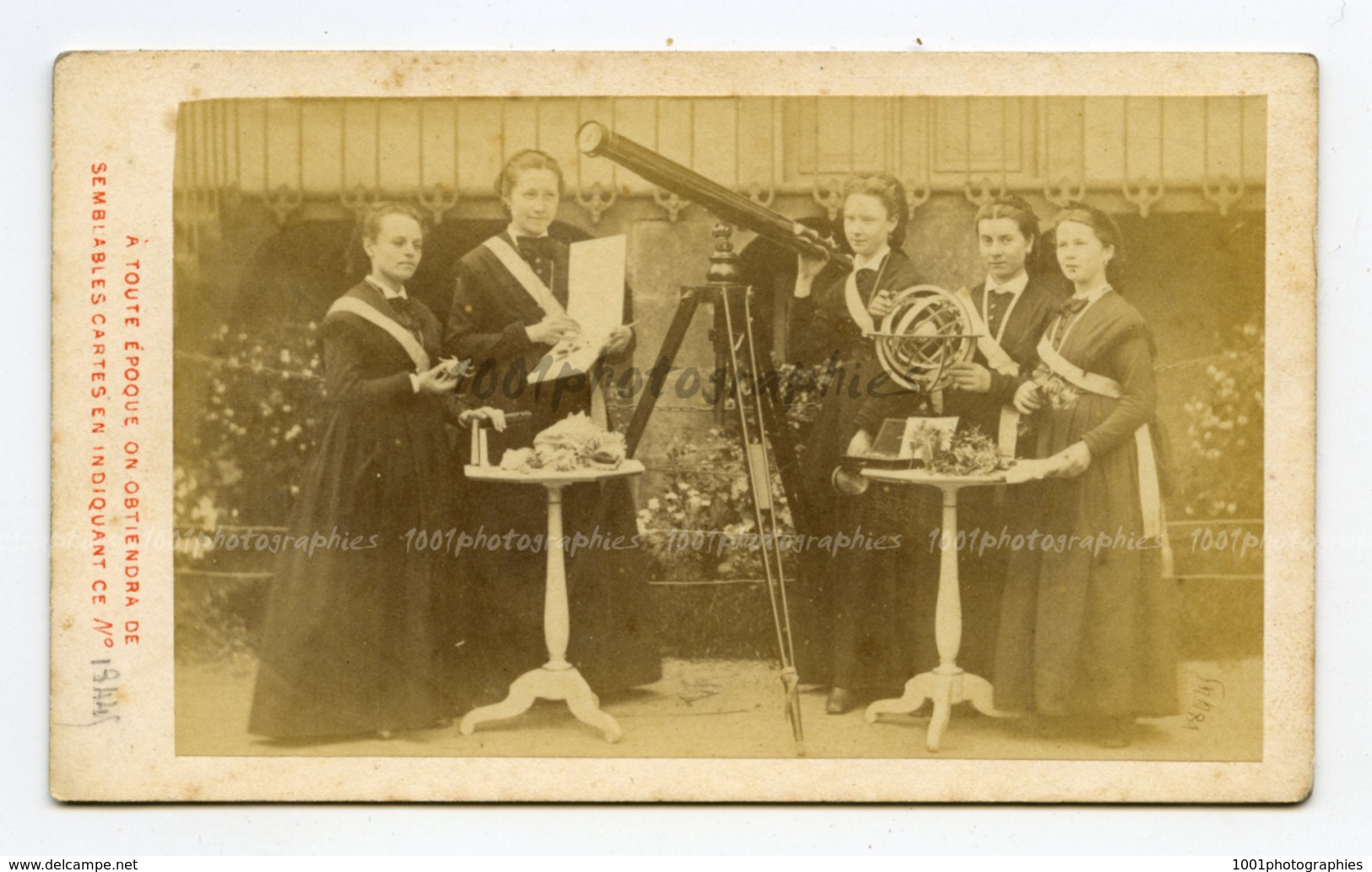 CDV C. Bretagne &amp; Cie Photographie, Louvain. Portrait De Jeunes Filles Dans Un Pensionnat, T&eacute;l&eacute;scope E - Autres & Non Classés