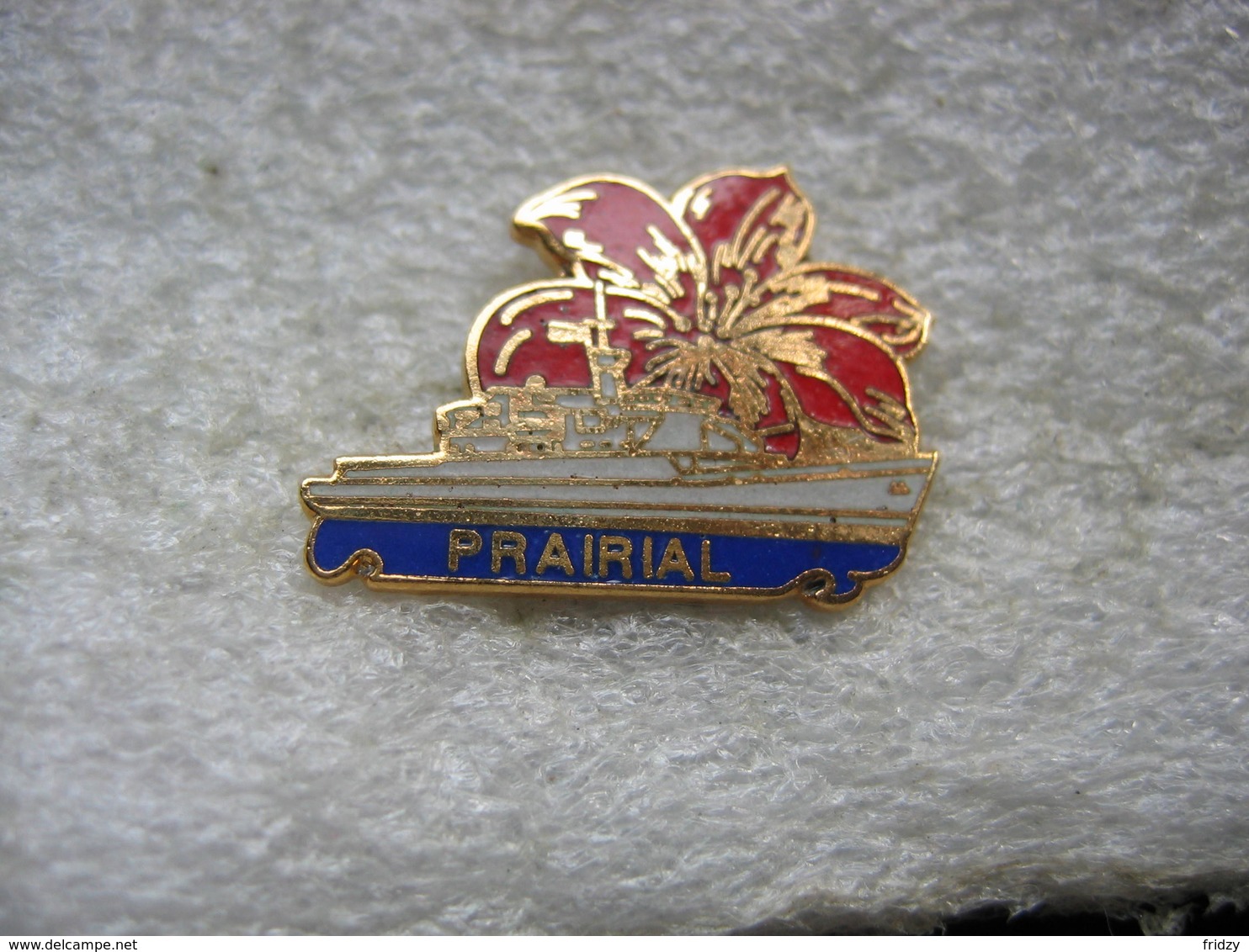 Pin's De La Frégate PRAIRIAL à TAHITI Avec Ses Fleurs De Tiare - Bateaux