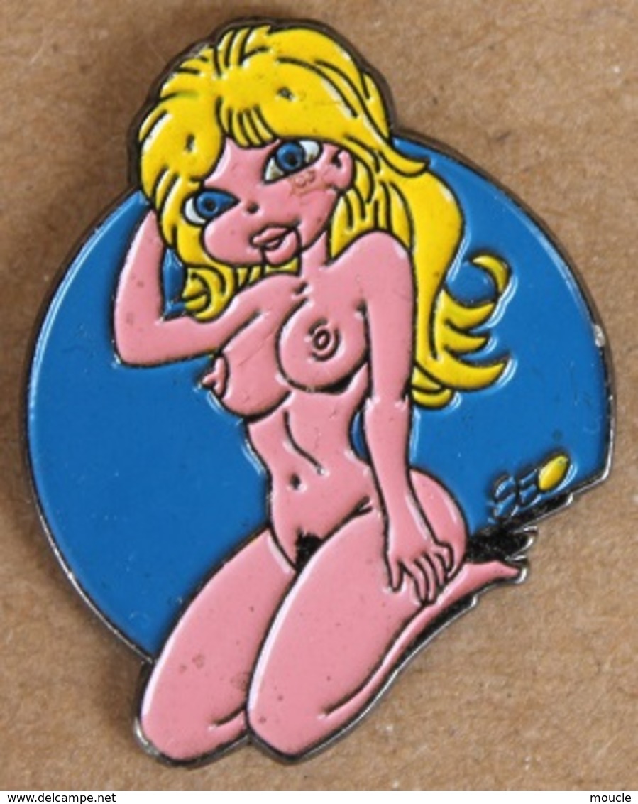 PIN UP BLONDE ASSISE - SERON - FOND BLEU -    (JAUNE) - Pin-ups