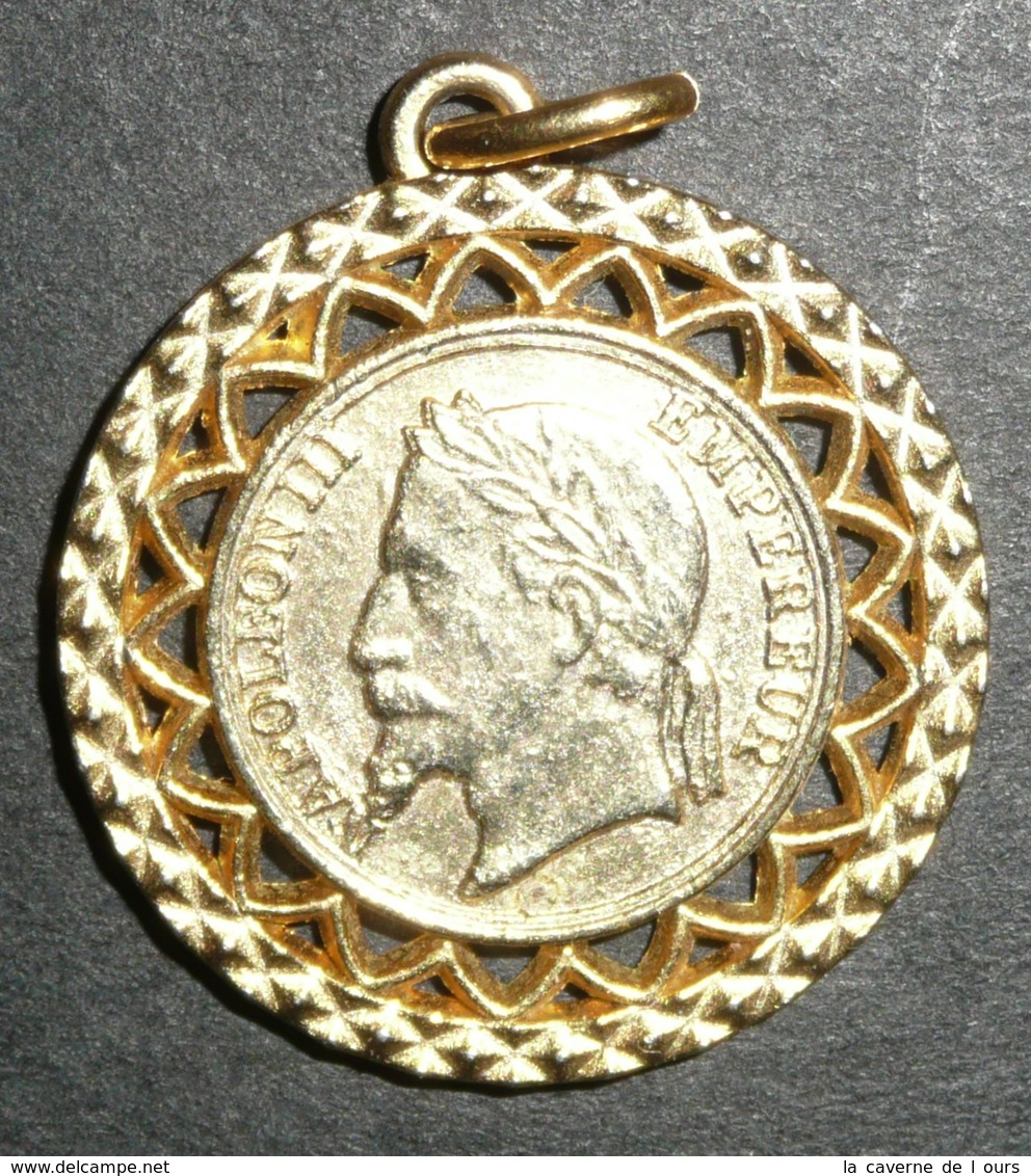 Ancien Pendentif En Métal Doré Damart, NAPOLEON III 3 Empereur - Pendentifs