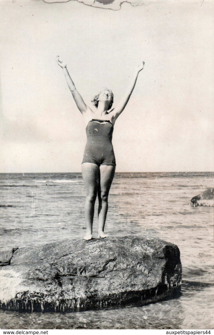 Grande Photo Originale Pin-Up Sexy Sur Un Rocher, Les Bras Au Ciel Vers 1940 - Pin-Ups