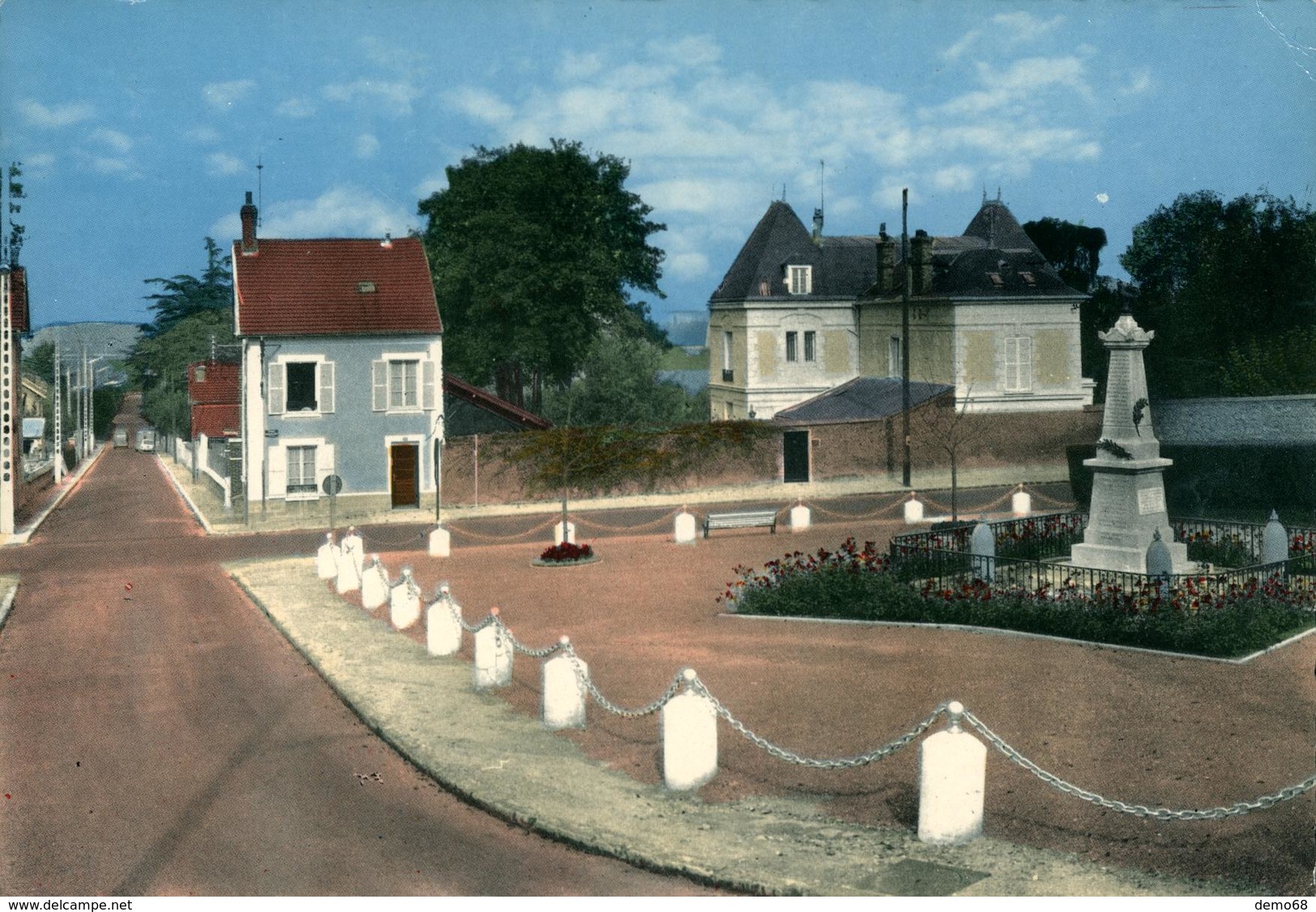 EPONE Et EPONE-MEZIERES (deux Cartes) L'église Et Place Du Mt Aux Morts - Epone