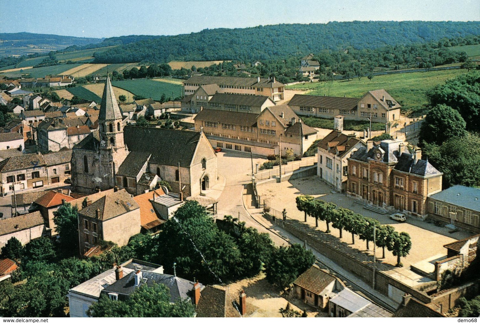 EPONE Et EPONE-MEZIERES (deux Cartes) L'église Et Place Du Mt Aux Morts - Epone