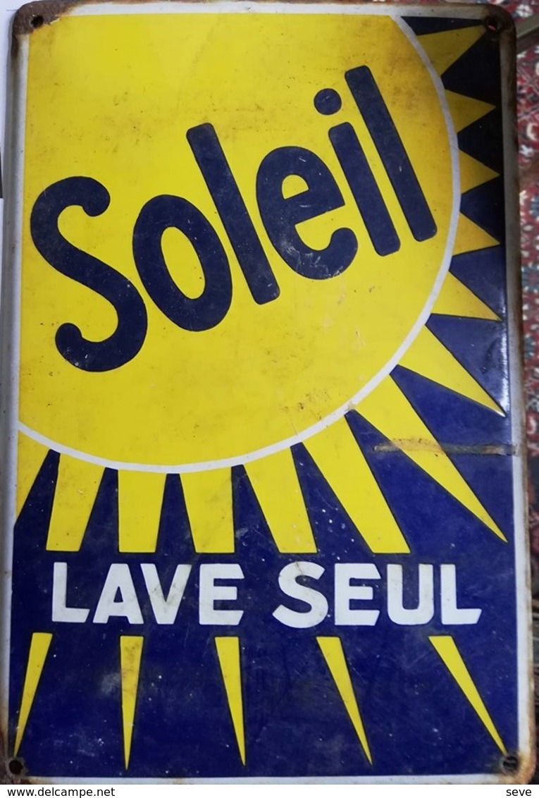 SOLEIL Lave Seul. Plaque émaillée Avant 1960 ? Environ 30 Cm X 20 Cm. Usures Sur Les Bords Et Le Coin Supérieur Gauche - Enameled Signs (after1960)