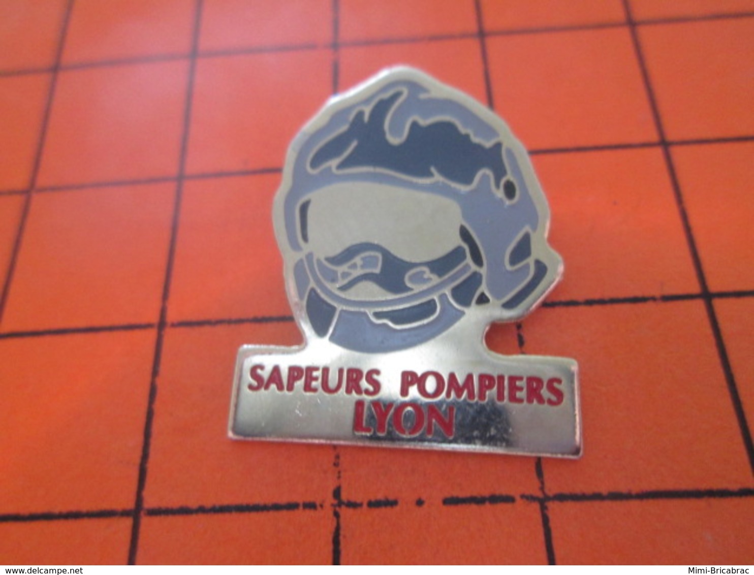 915b  PIN'S PINS / Rare Et De Belle Qualité ! / Thème : POMPIERS / SAPEURS POMPIERS DE LYON - Pompiers