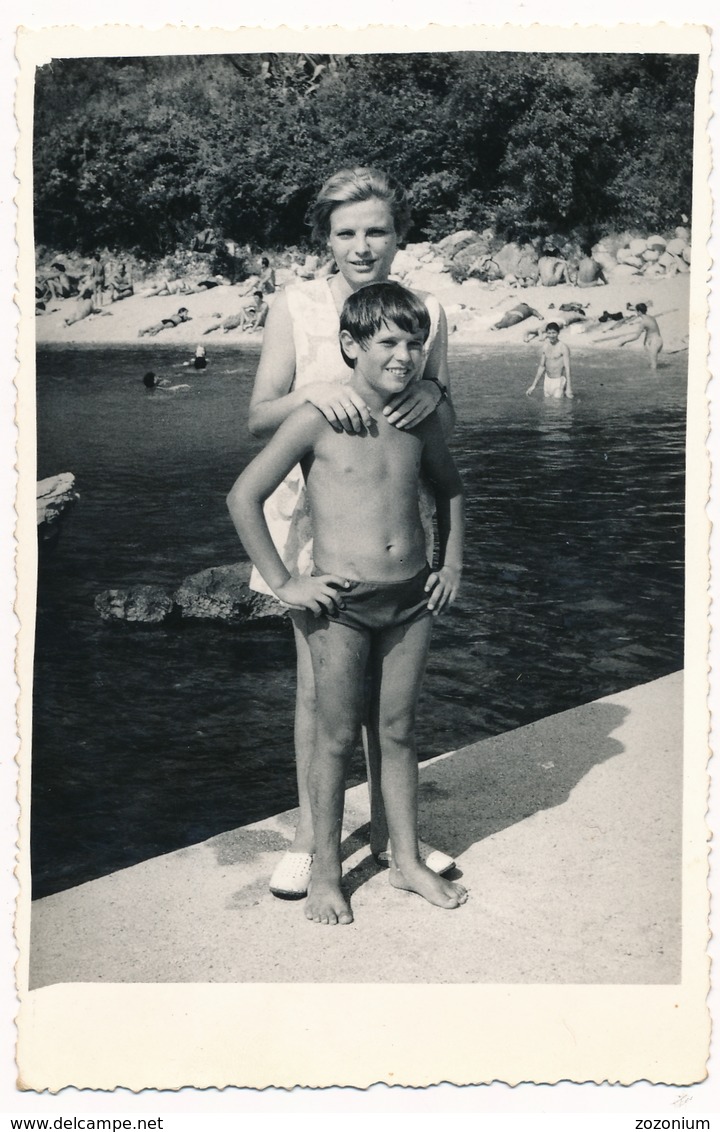 REAL PHOTO, BEACH Woman And  Trunks Boy, Femme En Maillot Bain Et Garcon Plage, Risan Croatia - Non Classificati