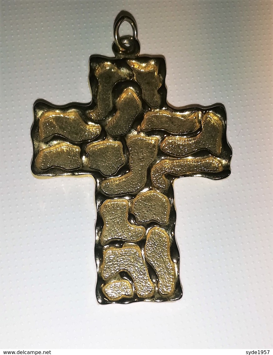 Petit Crucifix + Crucifix Plus Grand Couleur Doré En Relief - Religion & Esotérisme