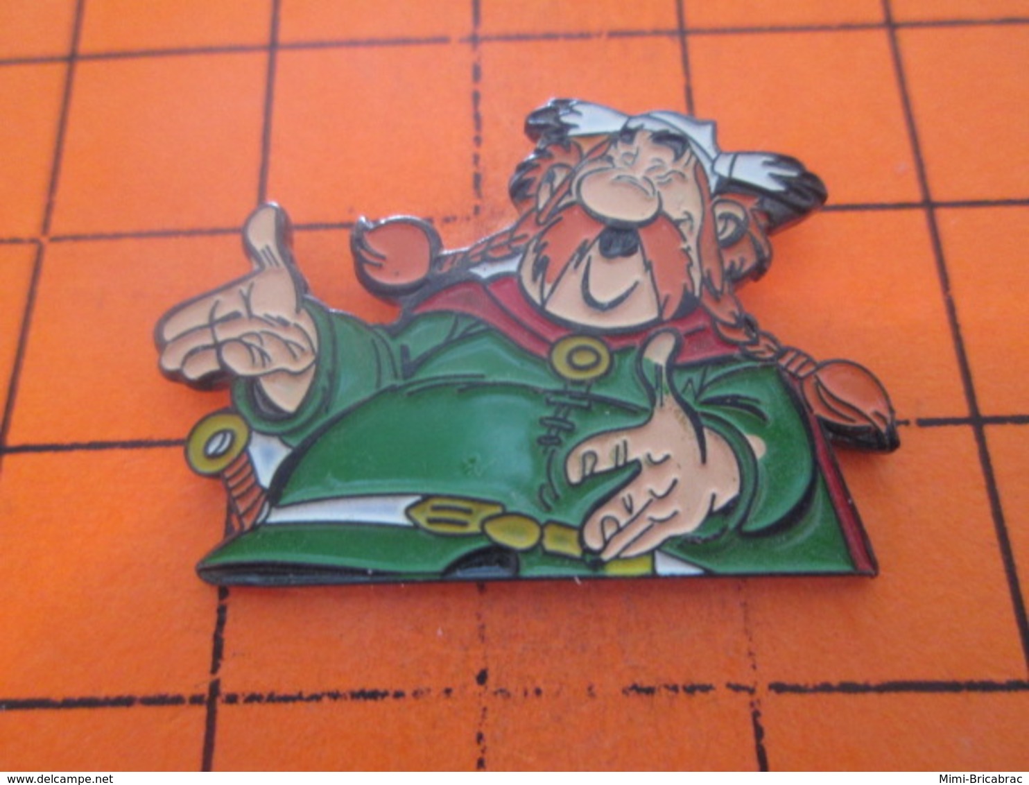 717  PIN'S PINS / Rare Et De Belle Qualité ! / Thème : BD BANDE DESSINEE / ASTERIX ABRARACOURCIX LE CHEF - BD