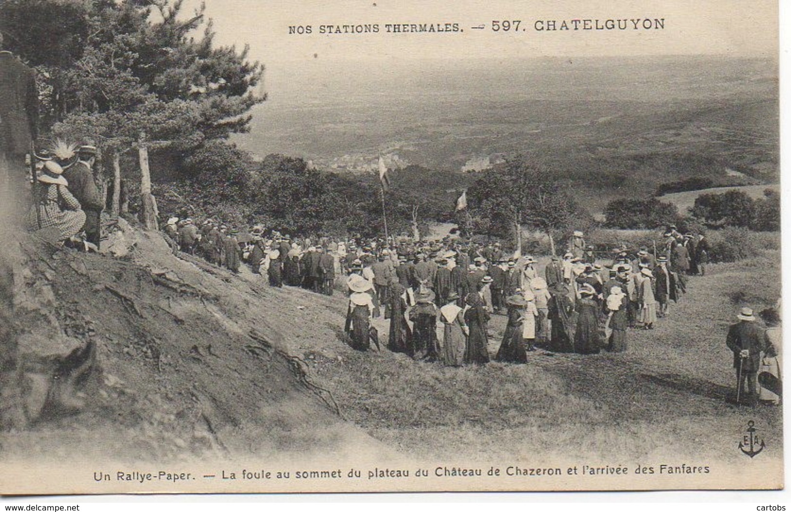 63  CHATELGUYON La Foule Au Sommet Du Plateau De Chazeron  Et L'Arrivée Des Fanfares - Châtel-Guyon