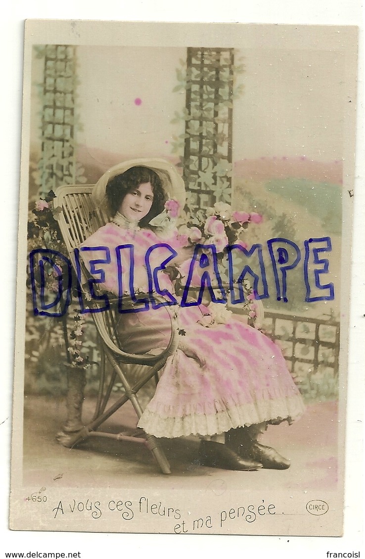 Photographie. Jeune Femme Assise Et Roses. A Vous Ces Fleurs Et Ma Pensée, ... CIRCE 1911. Glacée - Autres & Non Classés