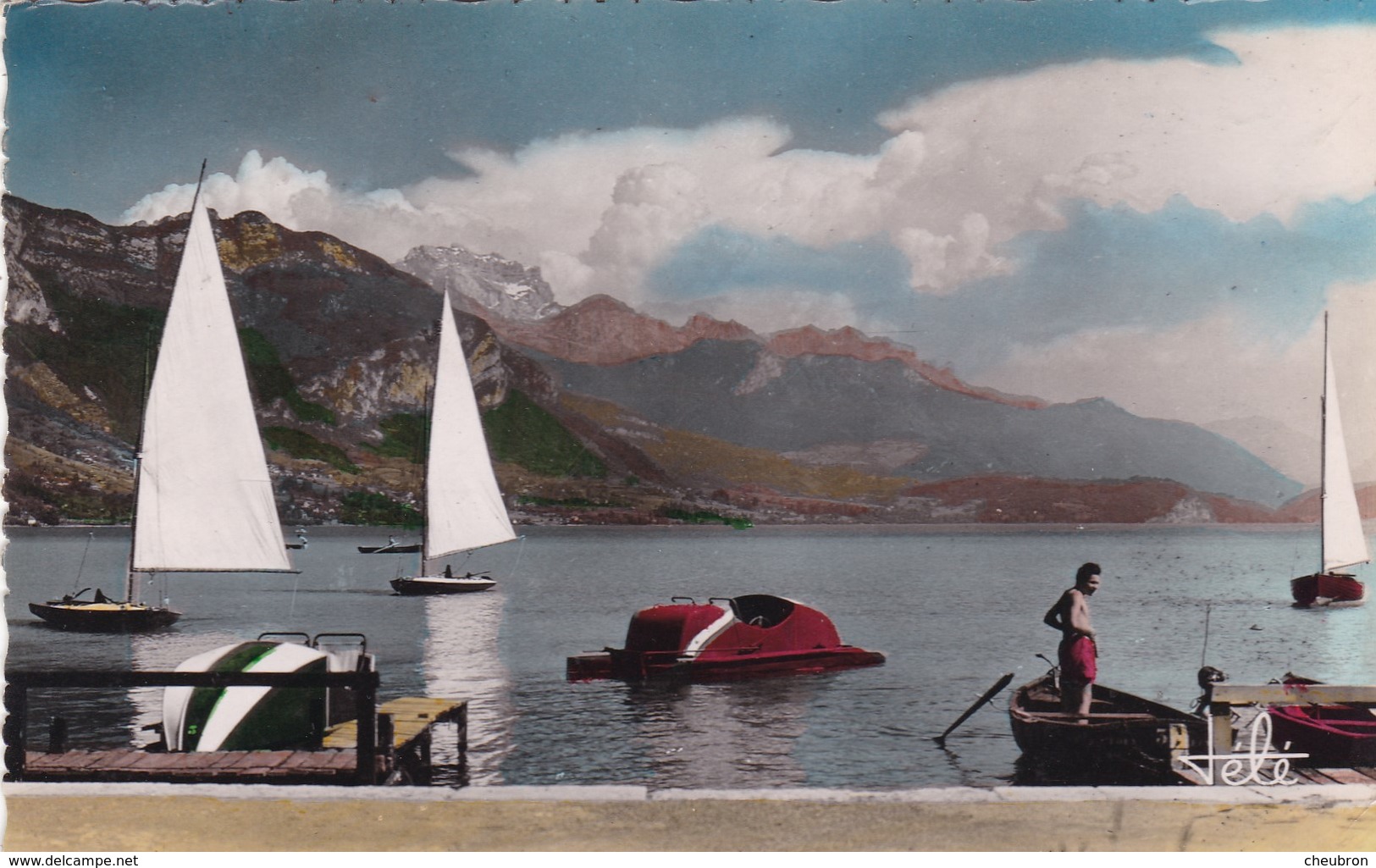 74. ANNECY. LE LAC ET SES MONTAGNES. VOILIERS ET PÉDALOS. ANNEE 1956 +TEXTE - Other & Unclassified