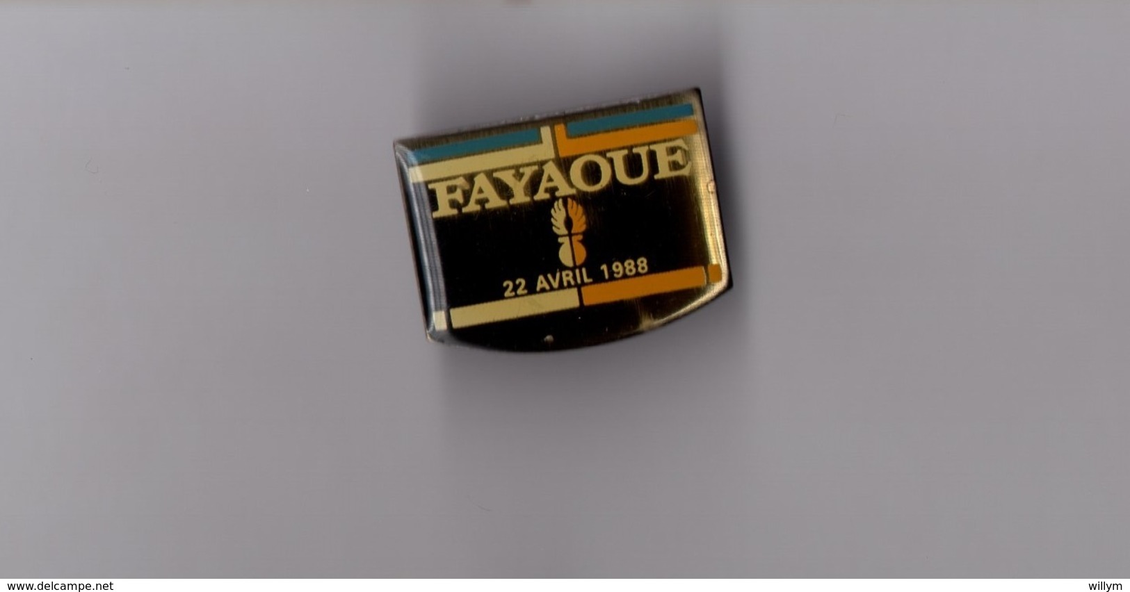 Pin's Police / Gendarmerie - 22 Avril 1988 En Mémoire Des Gendarmes D'Ouvéa - Fayaoue (époxy) Longueur: 2,6 Cm - Police