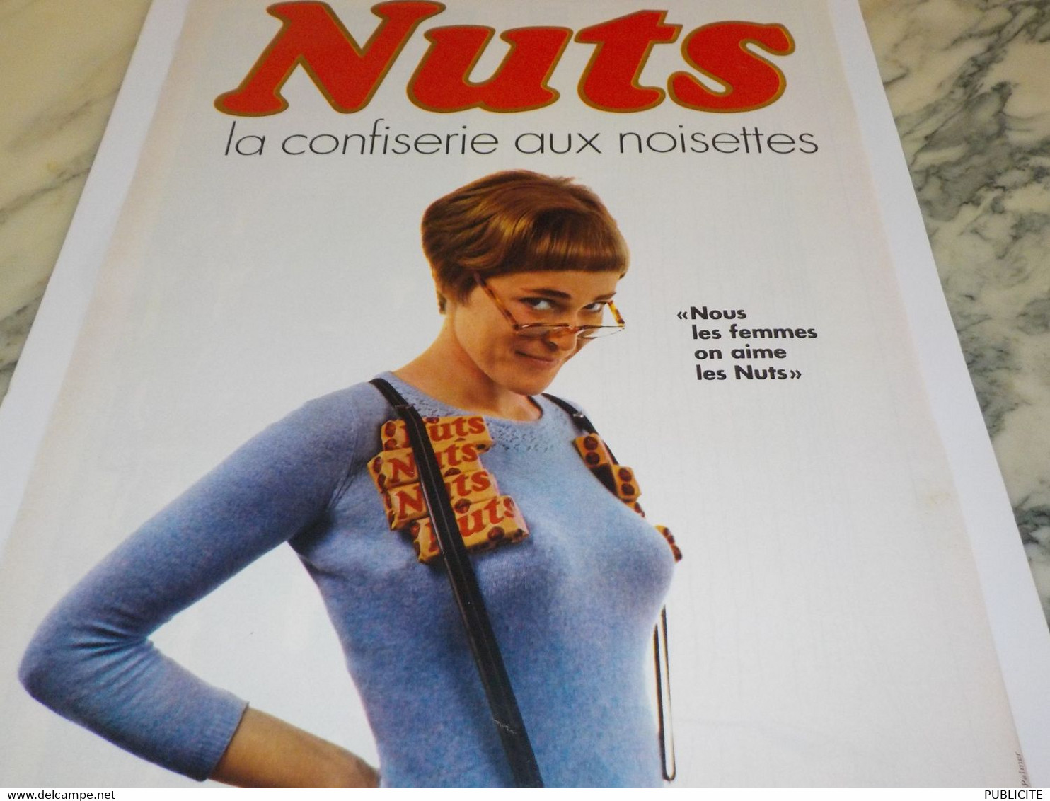 ANCIENNE  PUBLICITE LES FEMMES AIME BARRE NUTS 1967 - Affiches