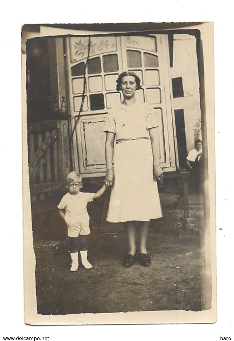 Photo Carte, Petit Gaçon Et Sa Maman Devant Une Roulotte - Forain, ... (b253) - Autres & Non Classés