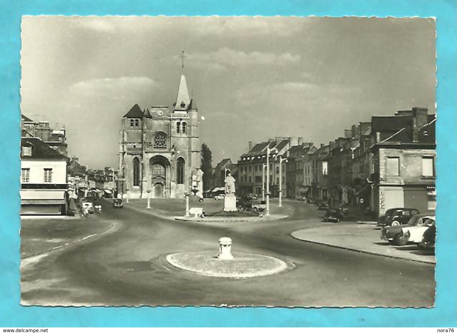 CPSM  Le Neubourg  (27)  Eglise Saint Paul  Rond Point,voitures,statue - Le Neubourg