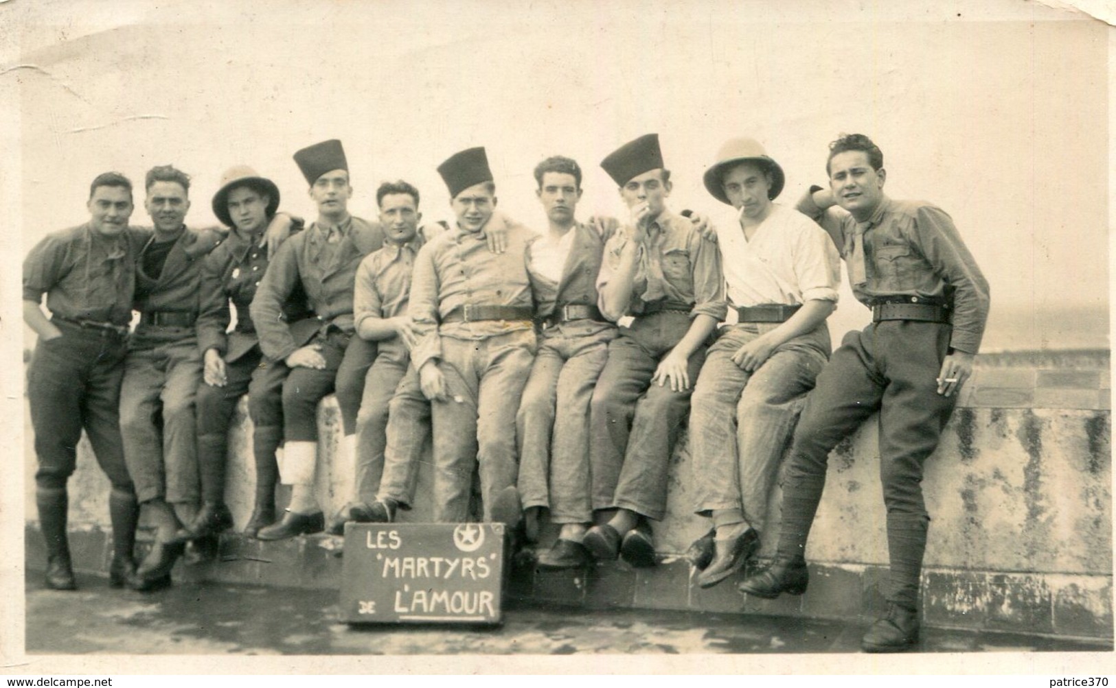 PHoto De Soldats Divers Uniformes Les Martyrs De L'Amour - Guerre, Militaire