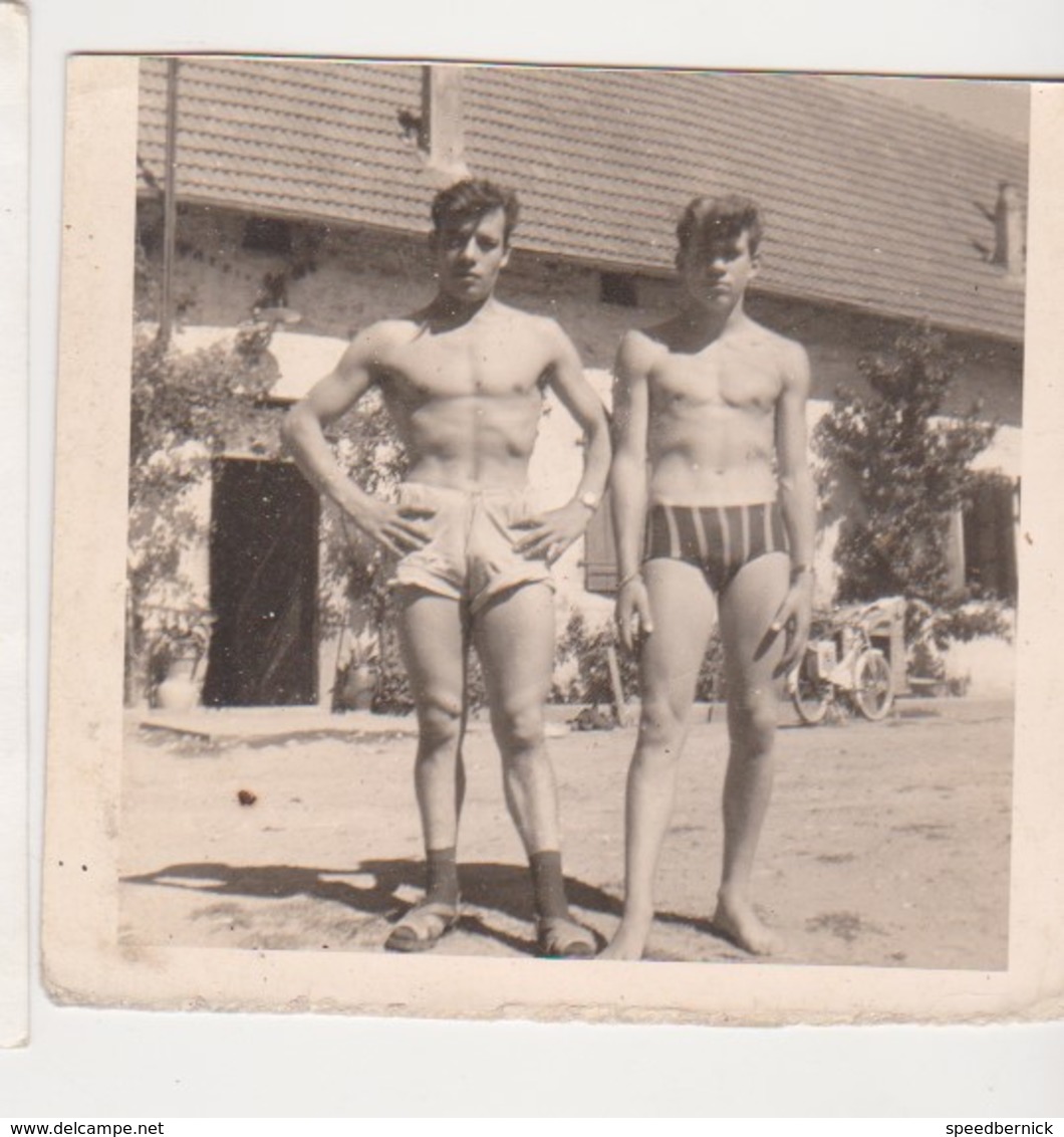 27011 Photo Garçon Plage Gais Gay Boy Maillot Année 1950 Sans Doute - Slip - Sports