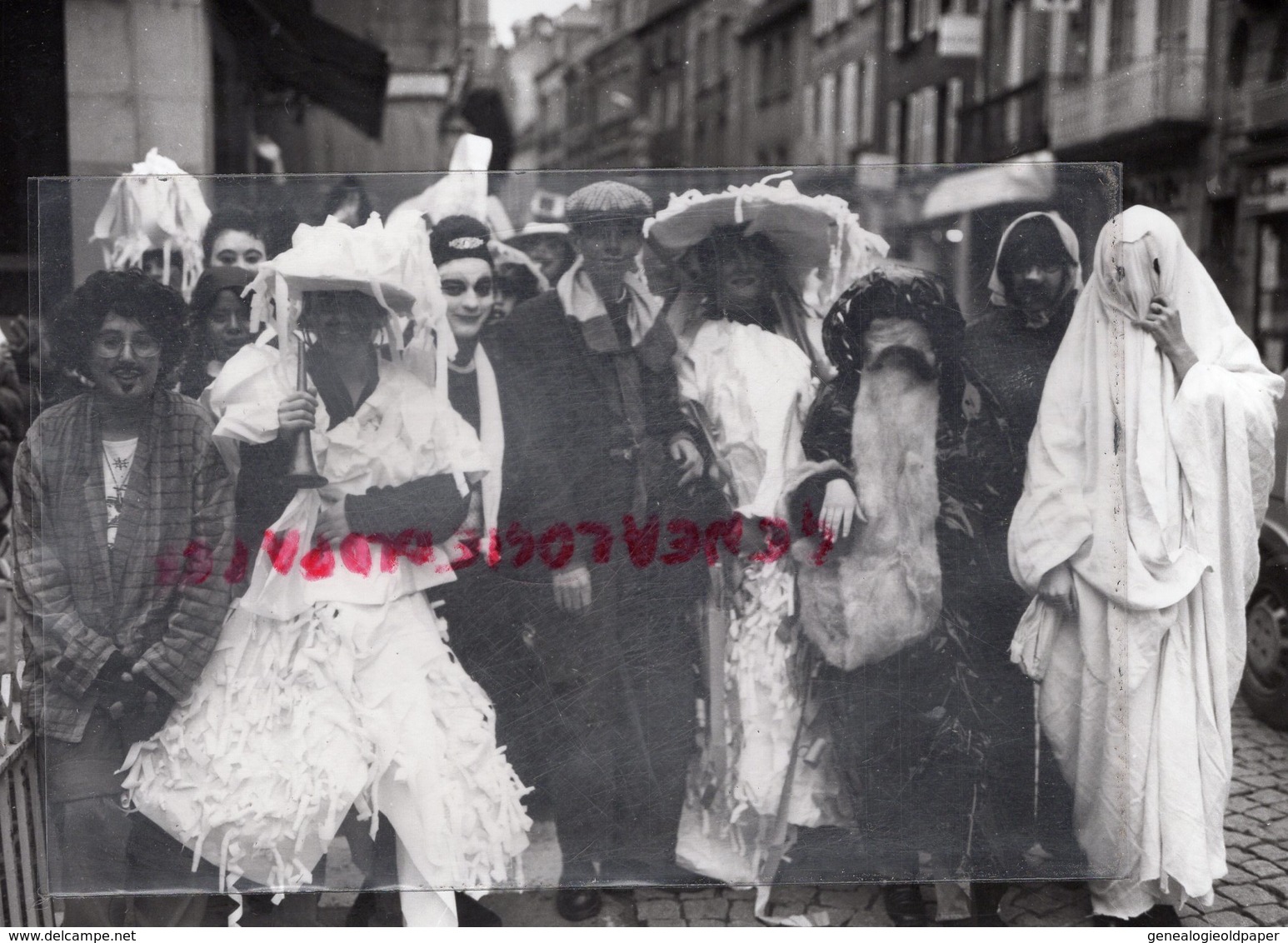 23 - AUBUSSON - ENAD -LES ELEVES DE L' ENAD DANS LES RUES -ECOLE NATIONALE ART DECORATIF  -RARE PHOTO ORIGINALE 1991 - Personnes Identifiées