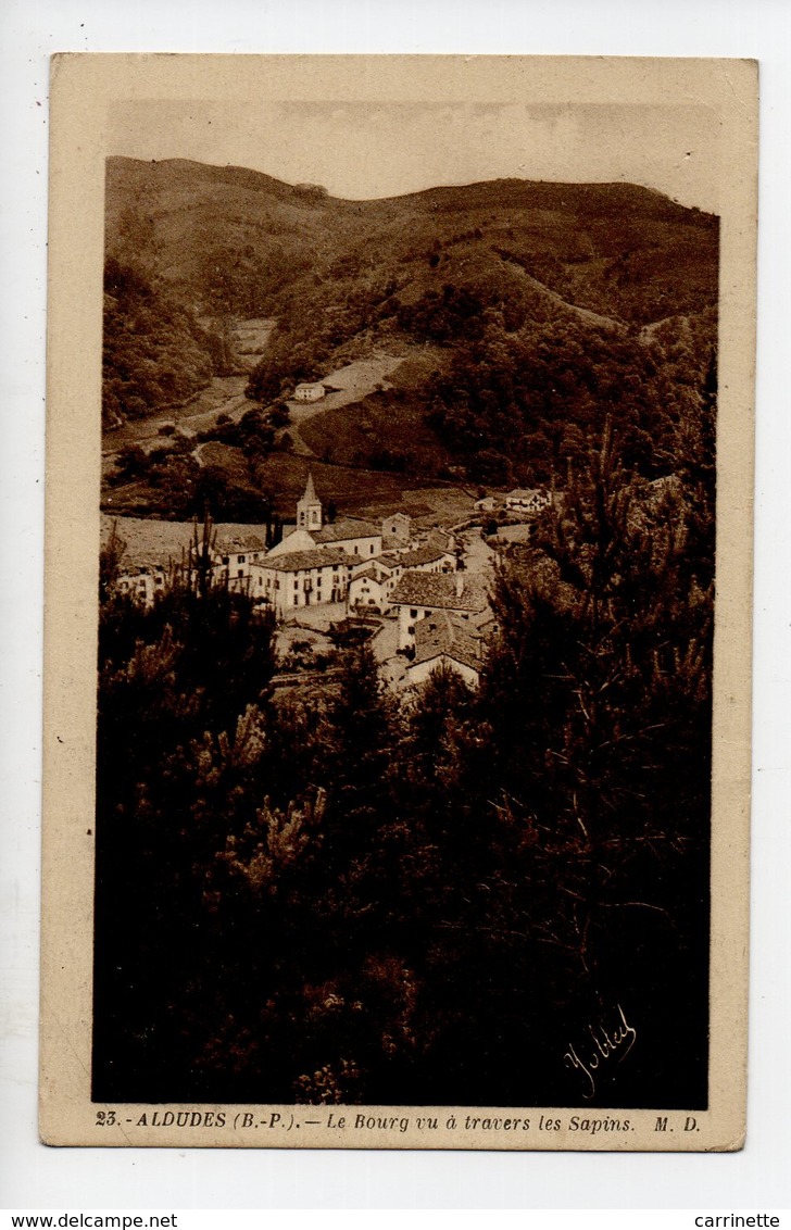 ALDUDES - 64 - Pays Basque - Le Bourg Vu à Travers Les Sapins - Aldudes