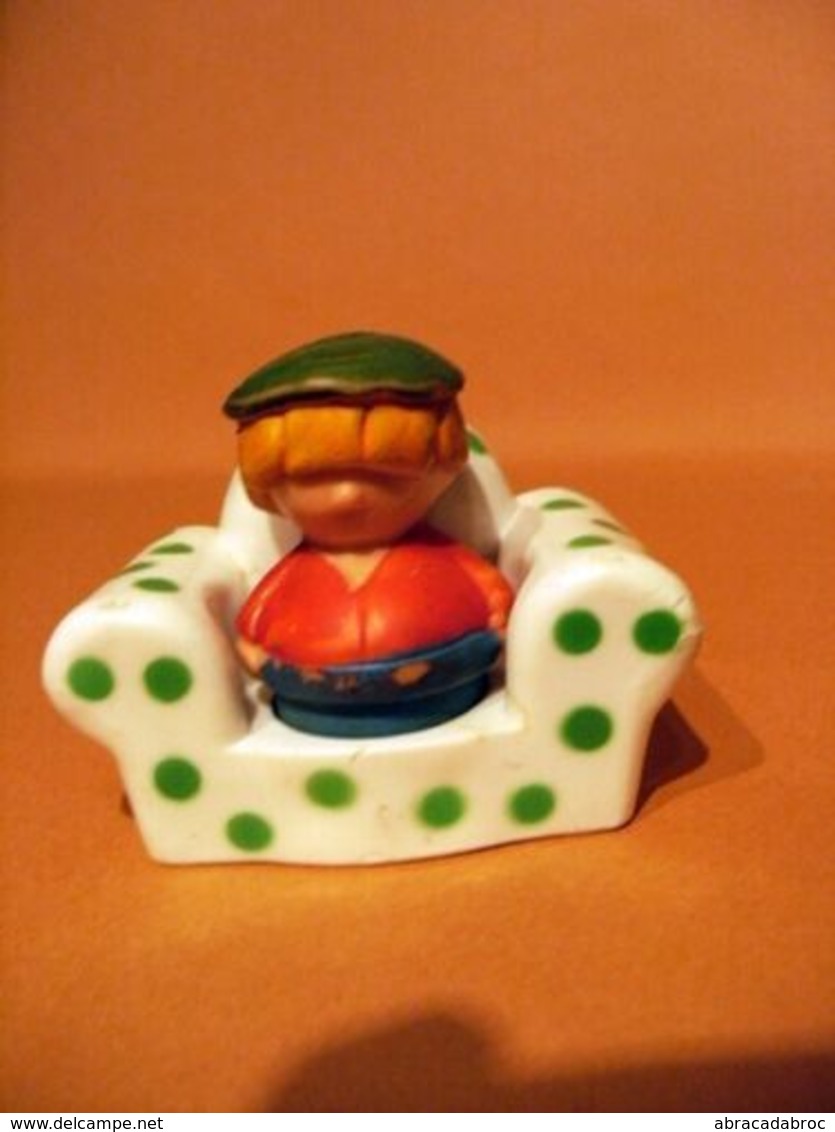 Petite Figurine - Bon Etat Bonhomme Beret Et Son Fauteuil - Doit Etre Clairbois - Autres & Non Classés