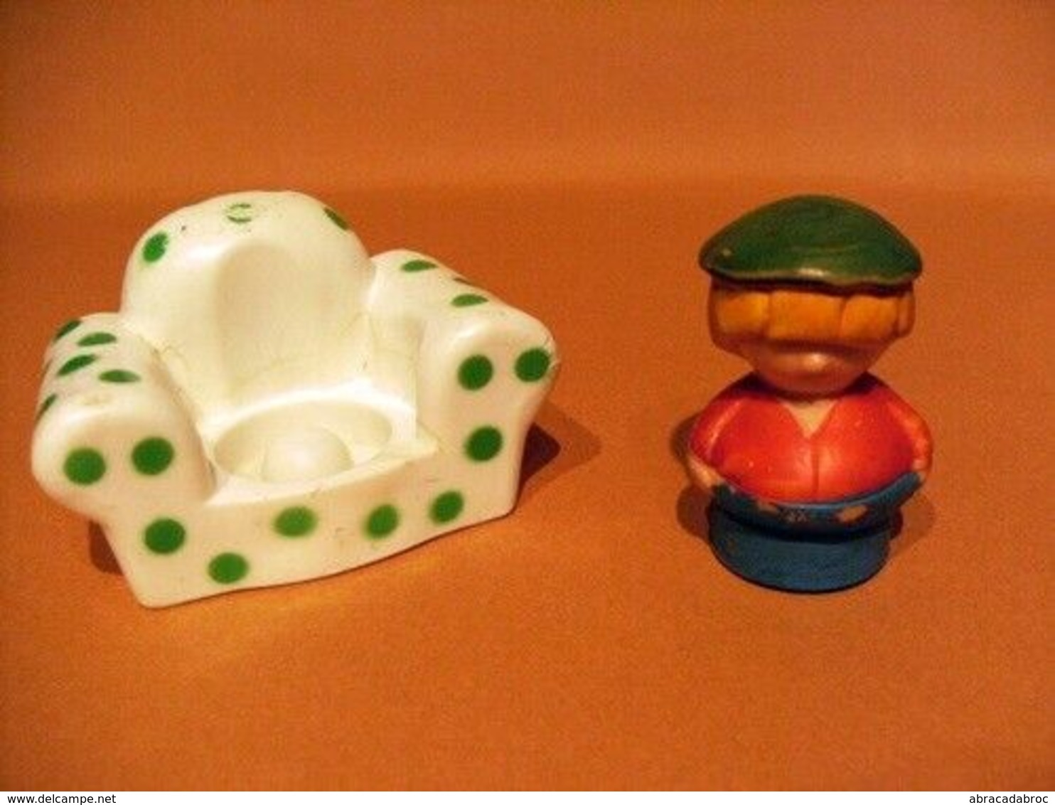 petite figurine - bon etat bonhomme beret et son fauteuil - doit etre clairbois