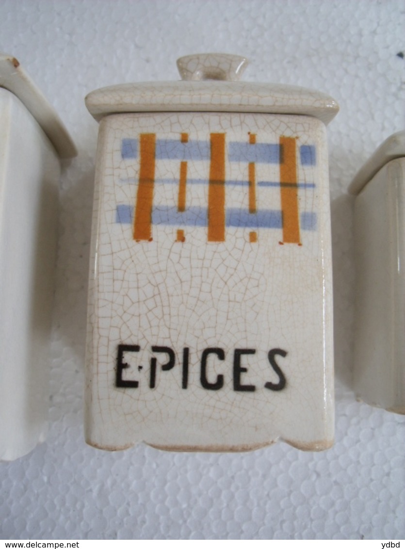 UNE SERIE DE 5 POTS A EPICES EN CERAMIQUE - Boîtes/Coffrets