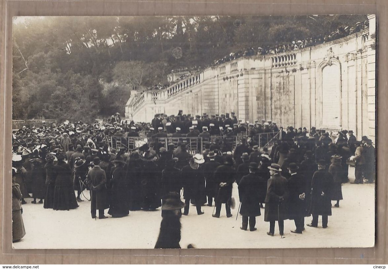 CPA PHOTO 30 - NIMES - SUPERBE PLAN En CP Photographique D'un CONCERT KIOSQUE Jardin De La Fontaine 1912 - Nîmes